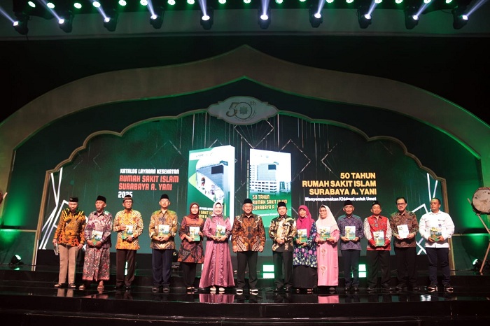 LAUNCHING: Peluncuran Buku Sejarah 50th dan Katalog Layanan Kesehatan RSI Surabaya A. Yani, dalam peringatan Harlah Emas 50 Tahun RSI Surabaya A. Yani, di Grand City, Minggu (27/4).