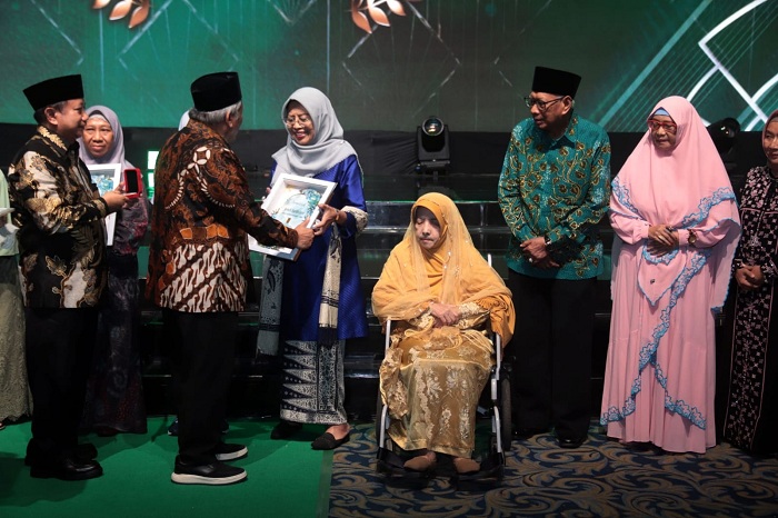 PENGHARGAAN LIFETIME: Ketua Yayasan RSI Surabaya, M Nuh menyerahkan penghargaan Lifetime Achievement, dalam peringatan Harlah Emas 50 Tahun RSI Surabaya A. Yani, di Grand City Surabaya, Minggu (27/4).
