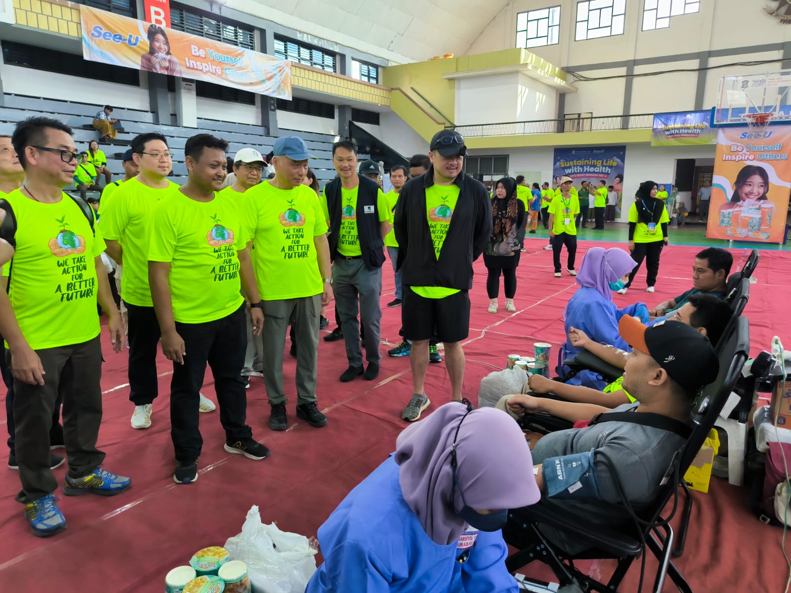 CSR KESEHATAN: Edward Sopanan (berjaket hitam dan bertopi) saat meninjau kegiatan sosial berupa khitanan, donor darah, dan pengobatan gratis yang digelar rutin sekaligus berkelanjutan oleh PT Suparma
