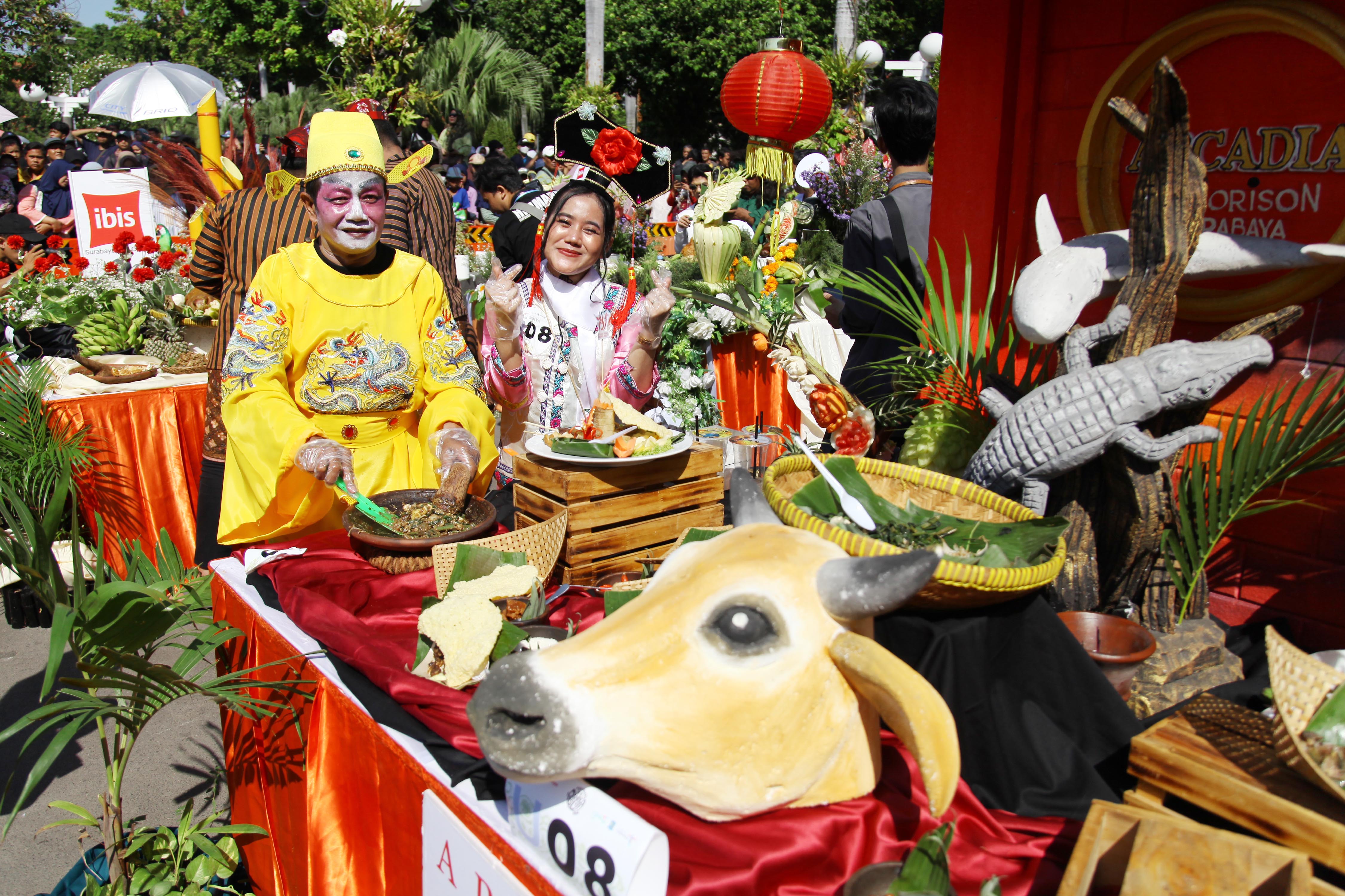 DAYA TARIK WISATA: Kemeriahan Festival Rujak Uleg tahun 2024 lalu yang diselenggarakan di Taman Surya Balai Kota Surabaya.
