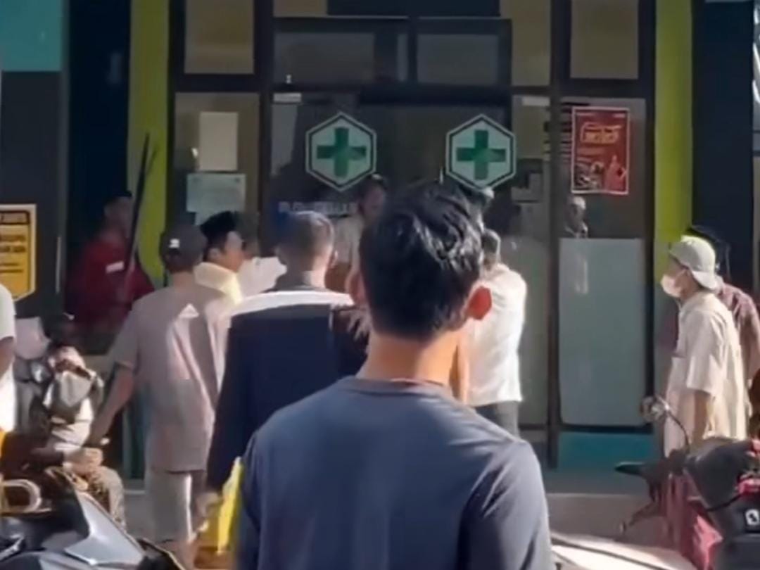Mencekam : Suasana Puskesmas Geger Bangkalan diserbu sejumlah orang membawa sajam.
