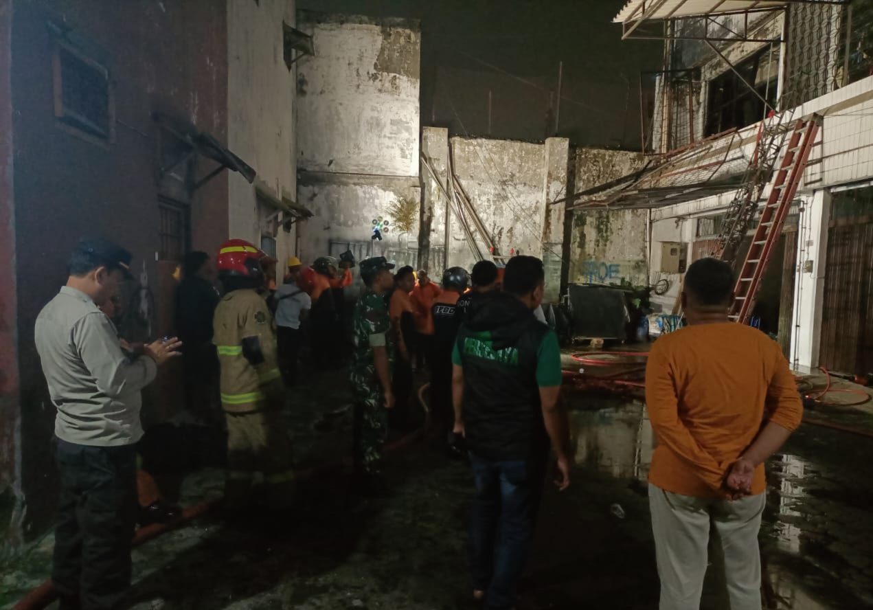SIGAP : Petugas DPKP Surabaya saat memadamkan kebakaran di ruko Jalan Tambaksari, Surabaya, Minggu malam (27/4). (IST/RADAR SURABAYA)
