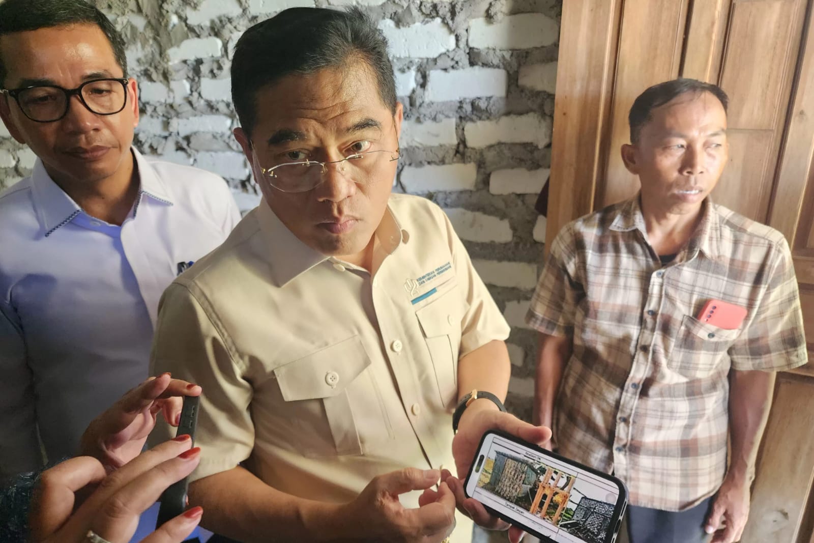 LAPOR : Irjen Kementrian PKP usai melaporkan dugaan korupsi dana BSPS di Kejari Sumenep. (JPC/RADAR SURABAYA)