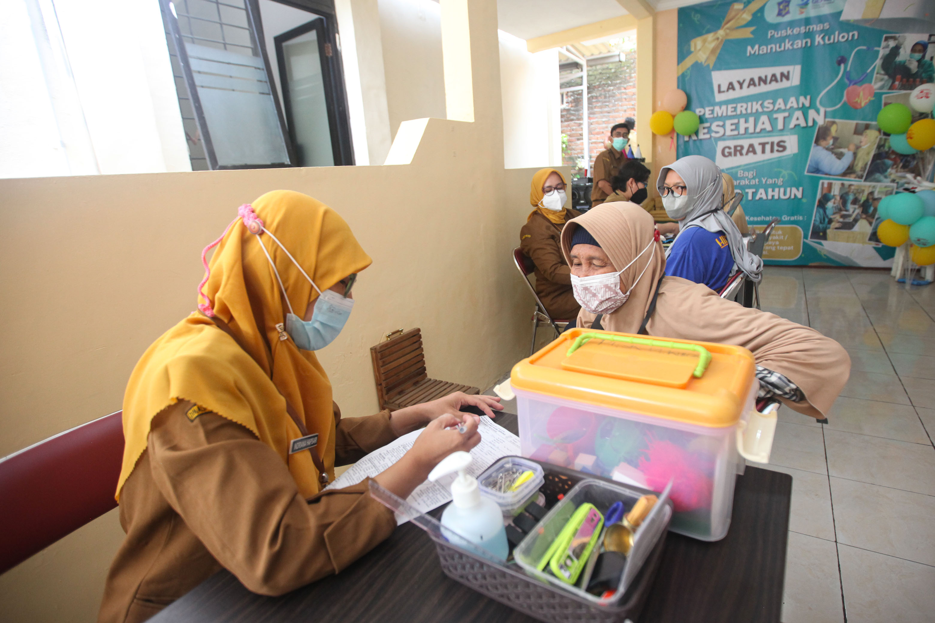 ELIMINASI TUBERKULOSIS: Ilustraisi pengobatan di fasilitas kesehatan milik Pemkot Surabaya.