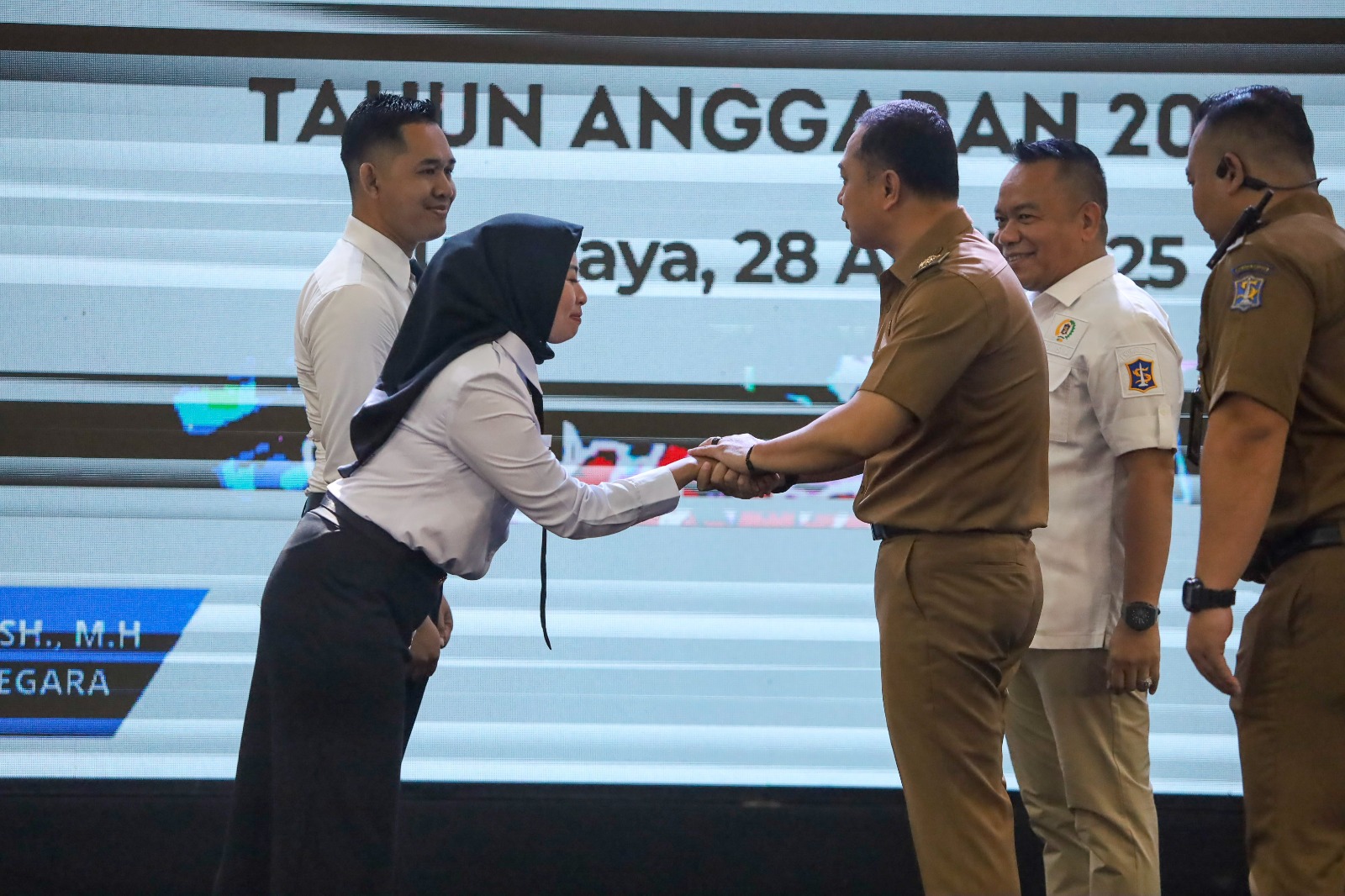SIMBOLIS: Wali Kota Surabaya Eri Cahyadi saat menyerahkan SK PPPK di Gelanggang Olahraga (GOR) Pancasila Surabaya, Senin (28/4).
