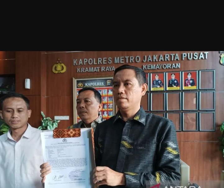 Andi Kurniawan melaporkan Roy Suryo dkk terkait dugaan ijazah palsu Jokowi. (IST)