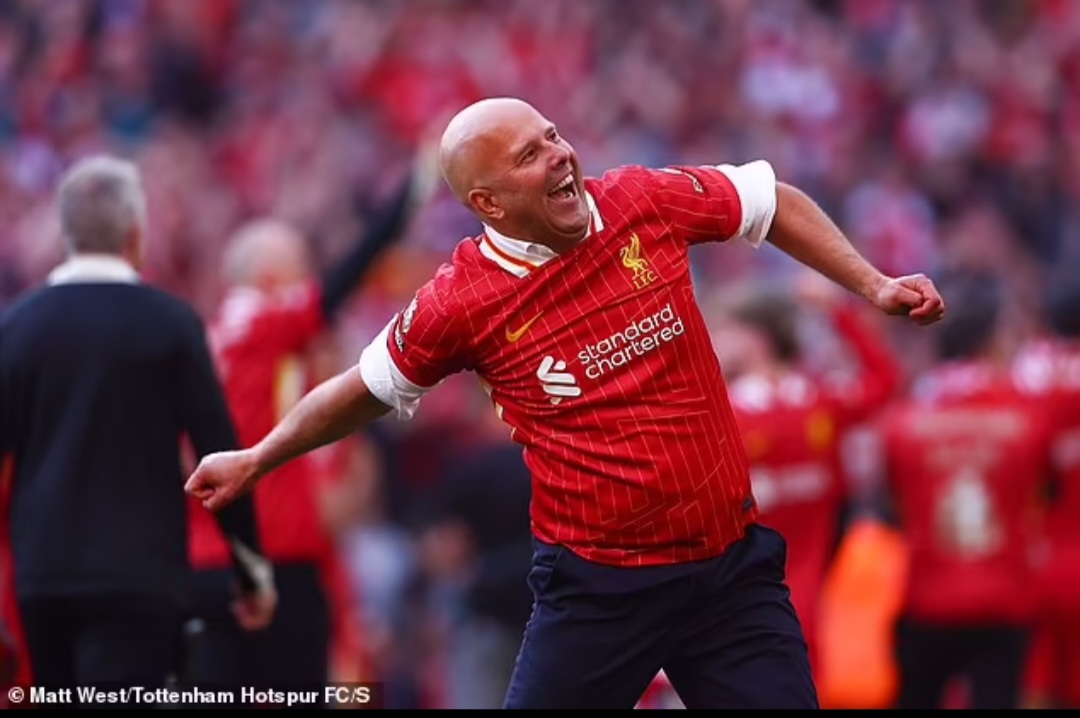 Arne Slot pimpin nyanyian untuk Jurgen Klopp setelah Liverpool memenangkan gelar Liga Primer