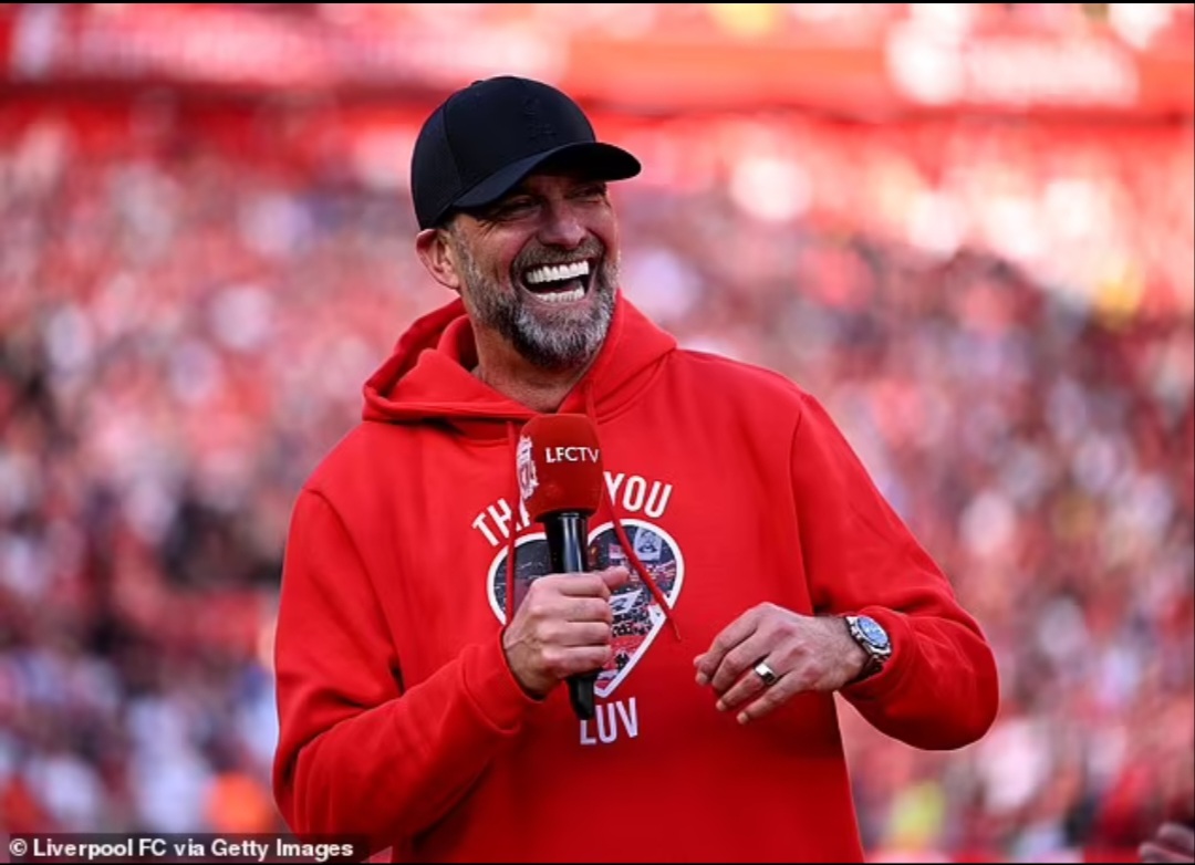 Jurgen Klopp menggunakan pidato terakhirnya di Anfield untuk menyanyikan nama Slot - dan pelatih asal Belanda itu membalas budi.