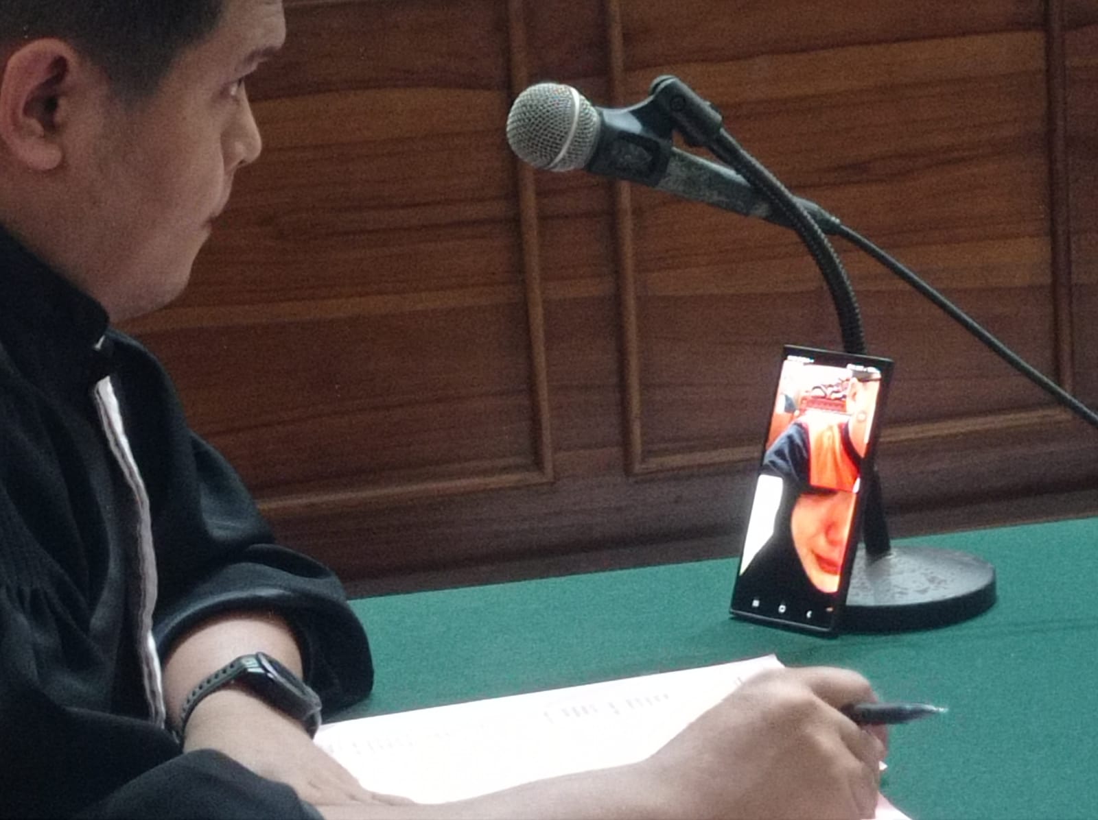 MENANGIS : DJ Rosella saat mengikuti sidang secara online di PN Surabaya. (SURYANTO/RADAR SURABAYA)