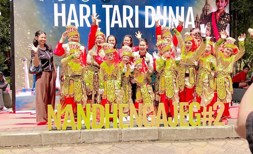 Para penari disabilitas dari Sanggar Mulyo Joyo Enterprise ikut memeriahkan Hari Tari Dunia 2025 di Surabaya. (IST)