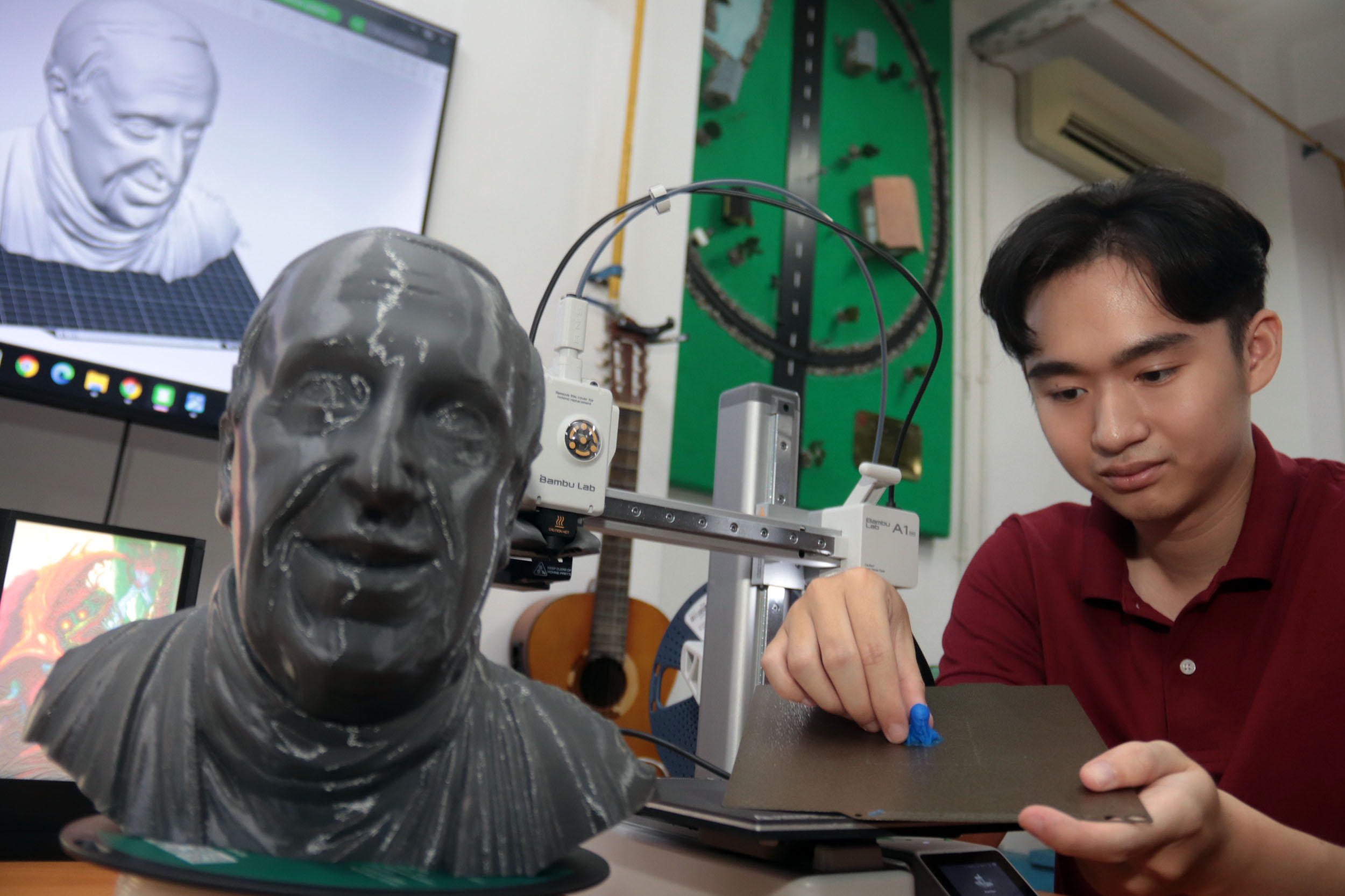 MANFAATKAN TEKNOLOGI: Alumnus Universitas Surabaya (Ubaya) jurusan Teknik Mesin dan Manufaktur, Angelo Franklyn menunjukkan proses pembuatan printing wajah Paus dalam cetak