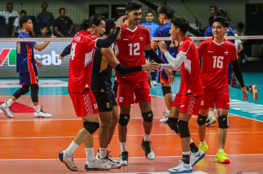 Pevoli Timnas Indonesia melakukan selebrasi usai mencetak skor saat melawan  Filipina dalam kejuaraan voli putra Southeast Asian Volleyball League (SEA V League) 2024.