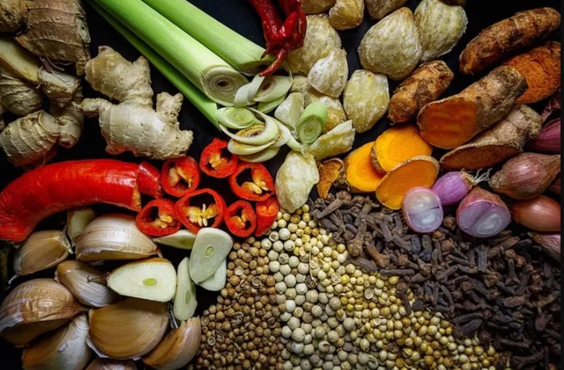 Ternyata bumbu dapur tidak hanya melezatkan masakan, namun juga memiliki manfaat untuk kesehatan.