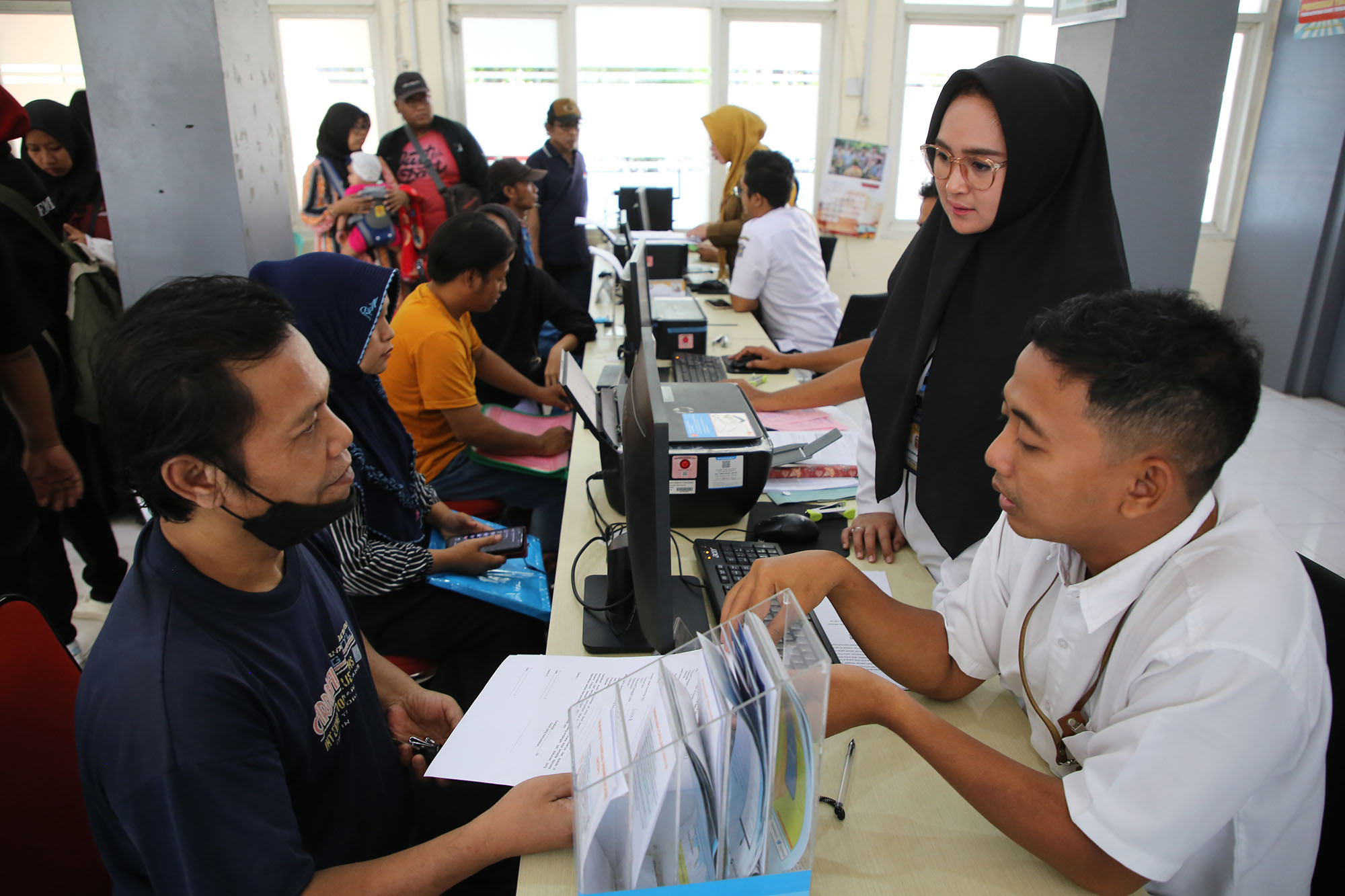 Warga melakukan pengurusan administrasi kependudukan di kantor Kelurahan, Pemkot Surabaya memperketat verifikasi pindah KK jelang SPMB.