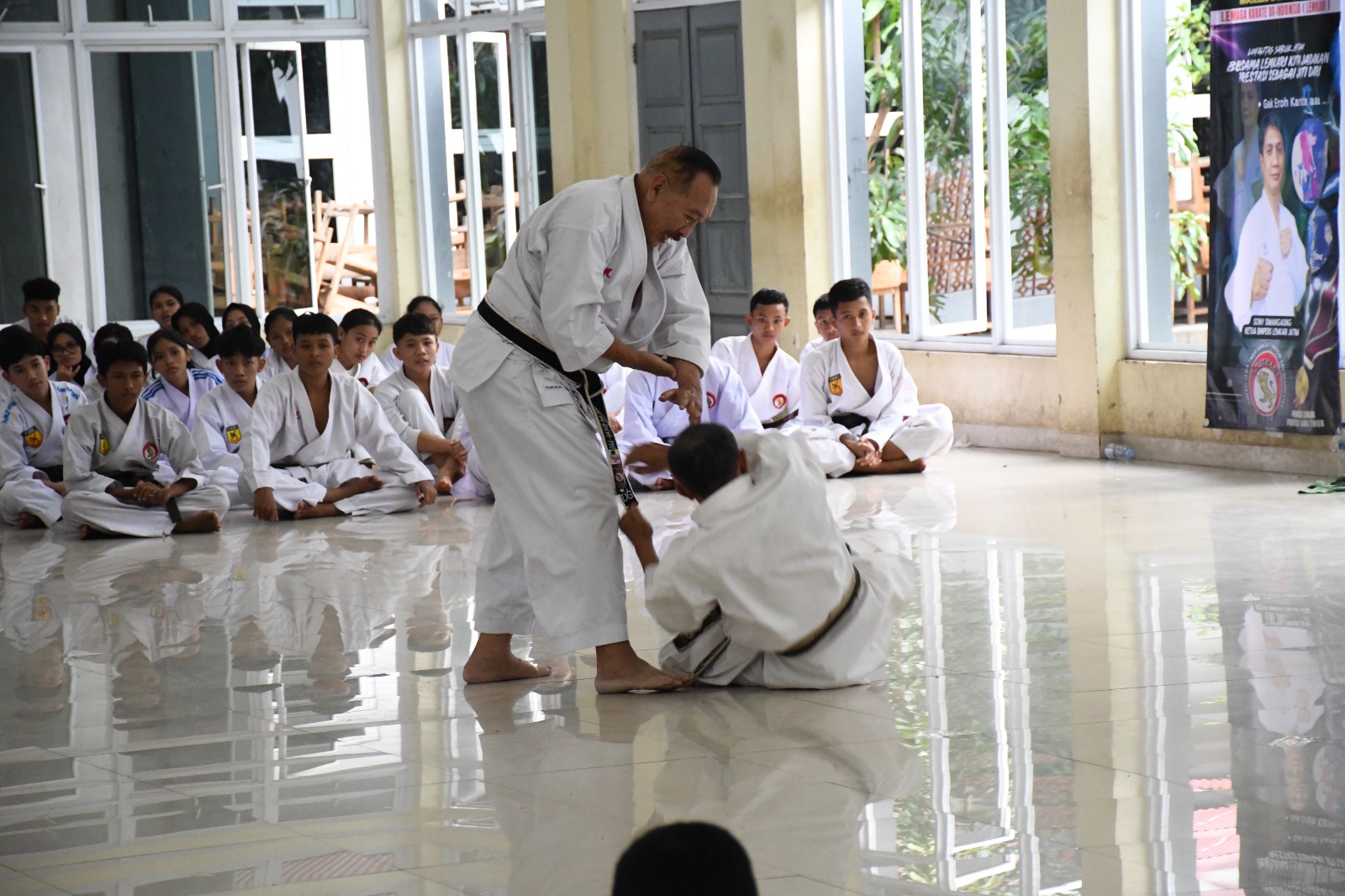 Ujian sabuk hitam karateka Lemkari yang digelar di Sidoarjo, Jawa Timur.