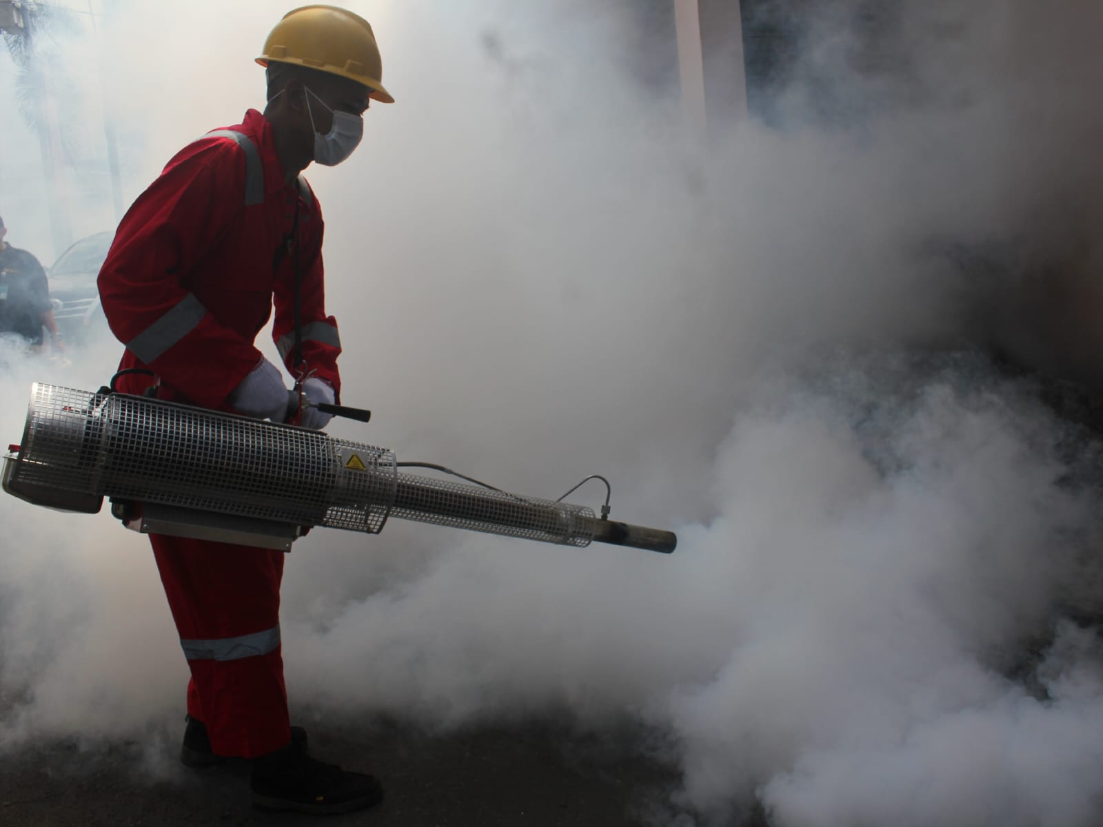 CEGAH PENYAKIT: Petugas dari Balai Besar Kekarantinaan Kesehatan saat melakukan fogging di area Asrama Haji Surabaya, Rabu (30/4).