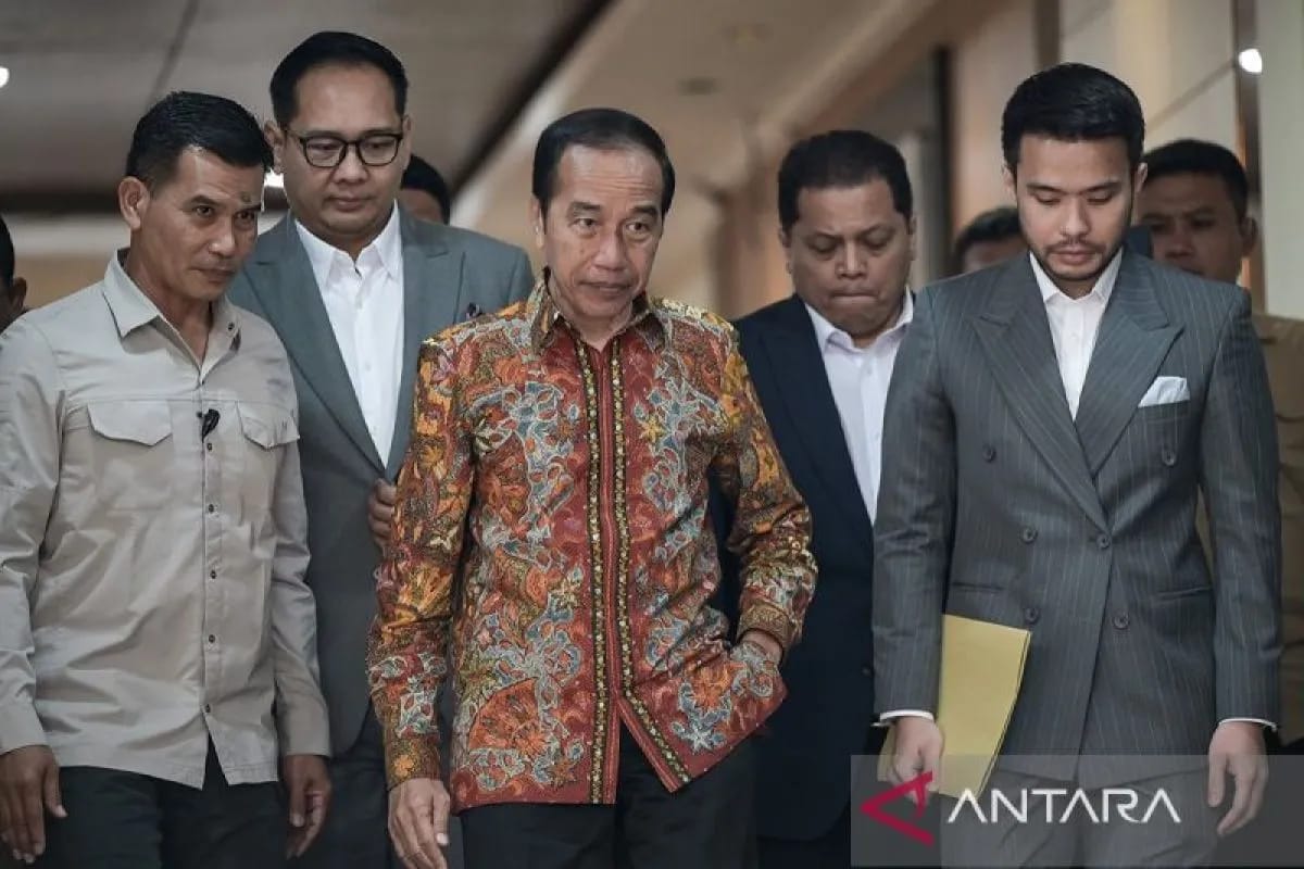 LAPOR : Presiden RI ke-7 Jokowi usai melapor terkait ijazah palsu di Polda Metro Jaya. (ANTARA/RADAR SURABAYA )
