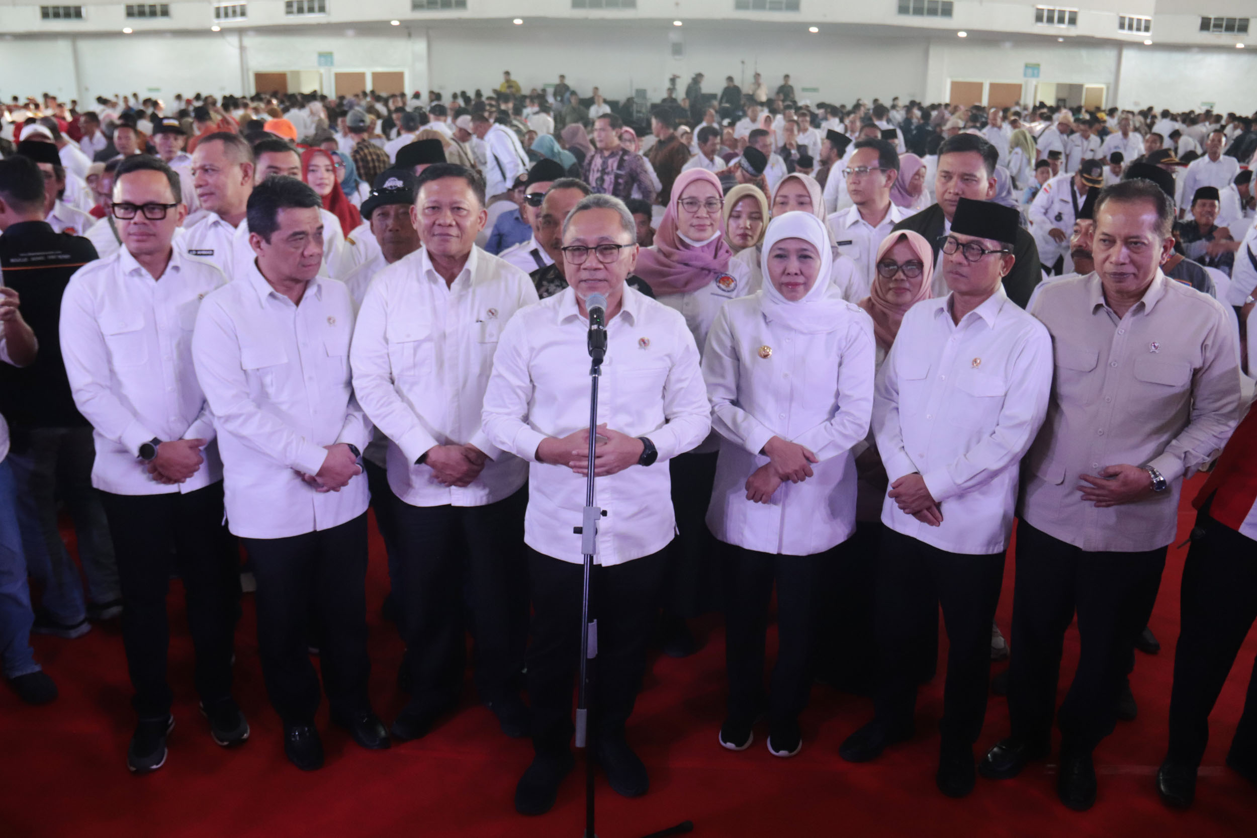 Menteri Koordinator Bidang Pangan, Zulkifli Hasan alias Zulhas, menghadiri peluncuran percepatan Musyawarah Desa khusus Koperasi Merah Putih di Surabaya. (ANDY SATRIA/RADAR SURABAYA)
