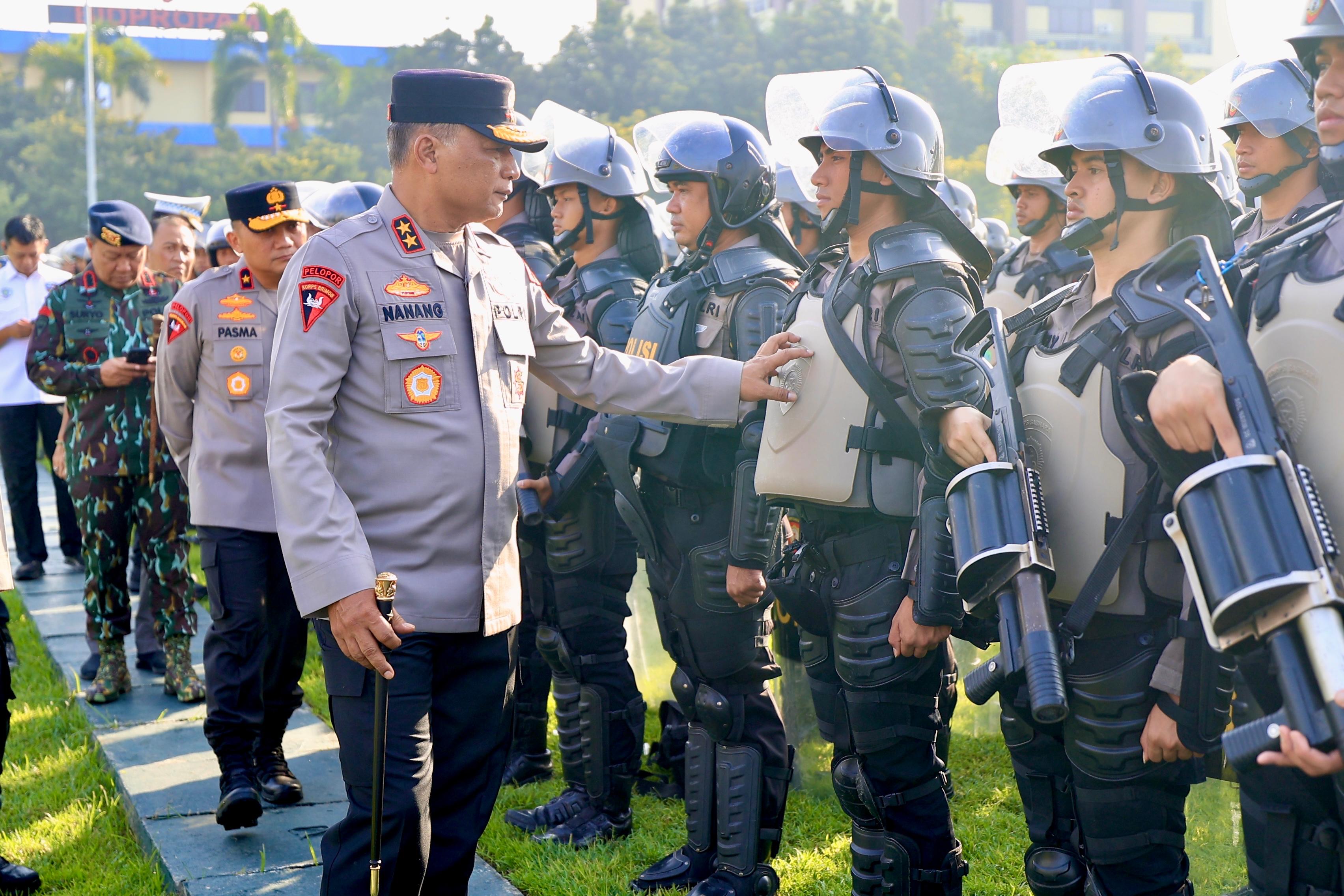 CEK KESIAPAN : Kapolda Jatim Irjen Pol Nanang Avianto saat melakukan pengecekan kesiapan personel di lapangan apel Mapolda Jatim, Rabu (30/4).(IST/RADAR SURABAYA)
