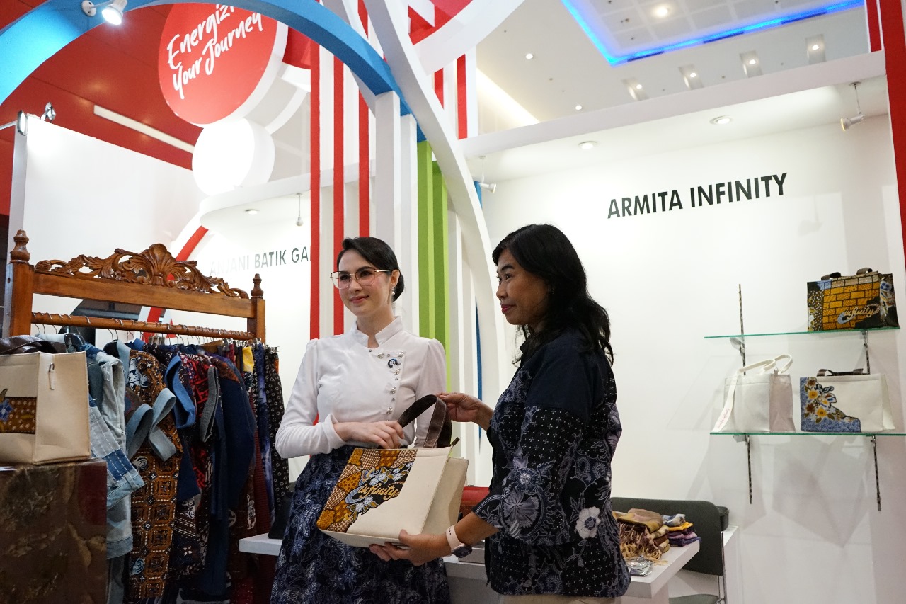 CANTIK: Ketua Dekranasda Jatim Arumi Bachsin Elestianto Dardak (kiri) mampir di stand Armita Infinity, salah satu mitra binaan PT Pertamina Patra Niaga Regional Jatimbalinus.