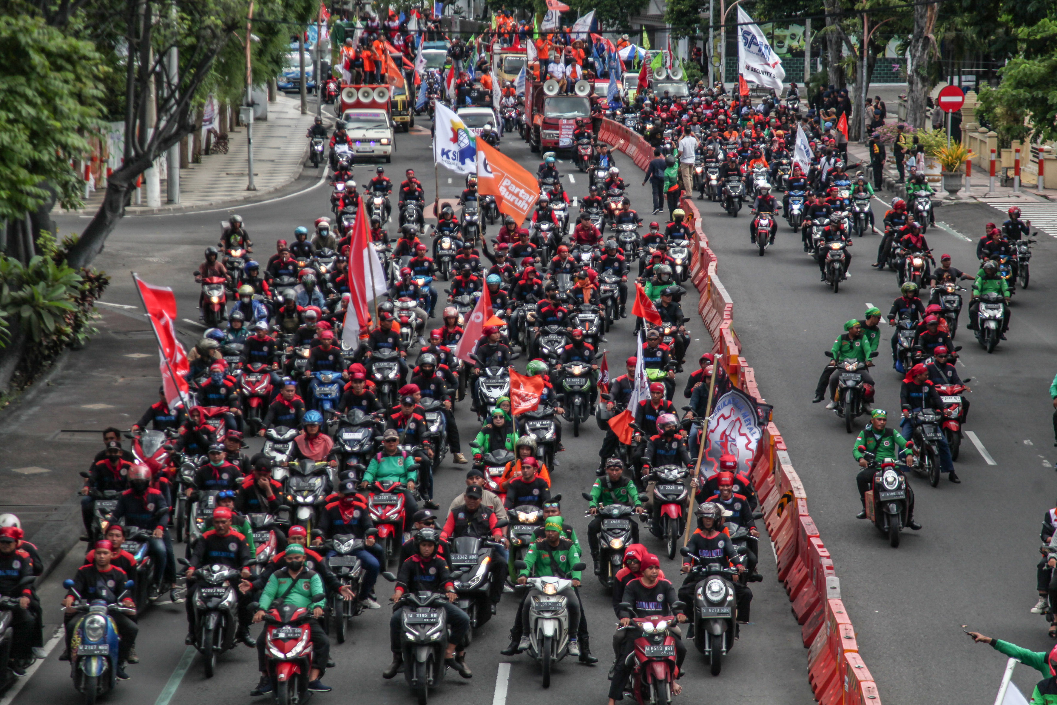 Ribuan orang dari berbagai elemen mengikuti aksi demo saat peringatan Hari Buruh 2023 lalu di Surabaya.