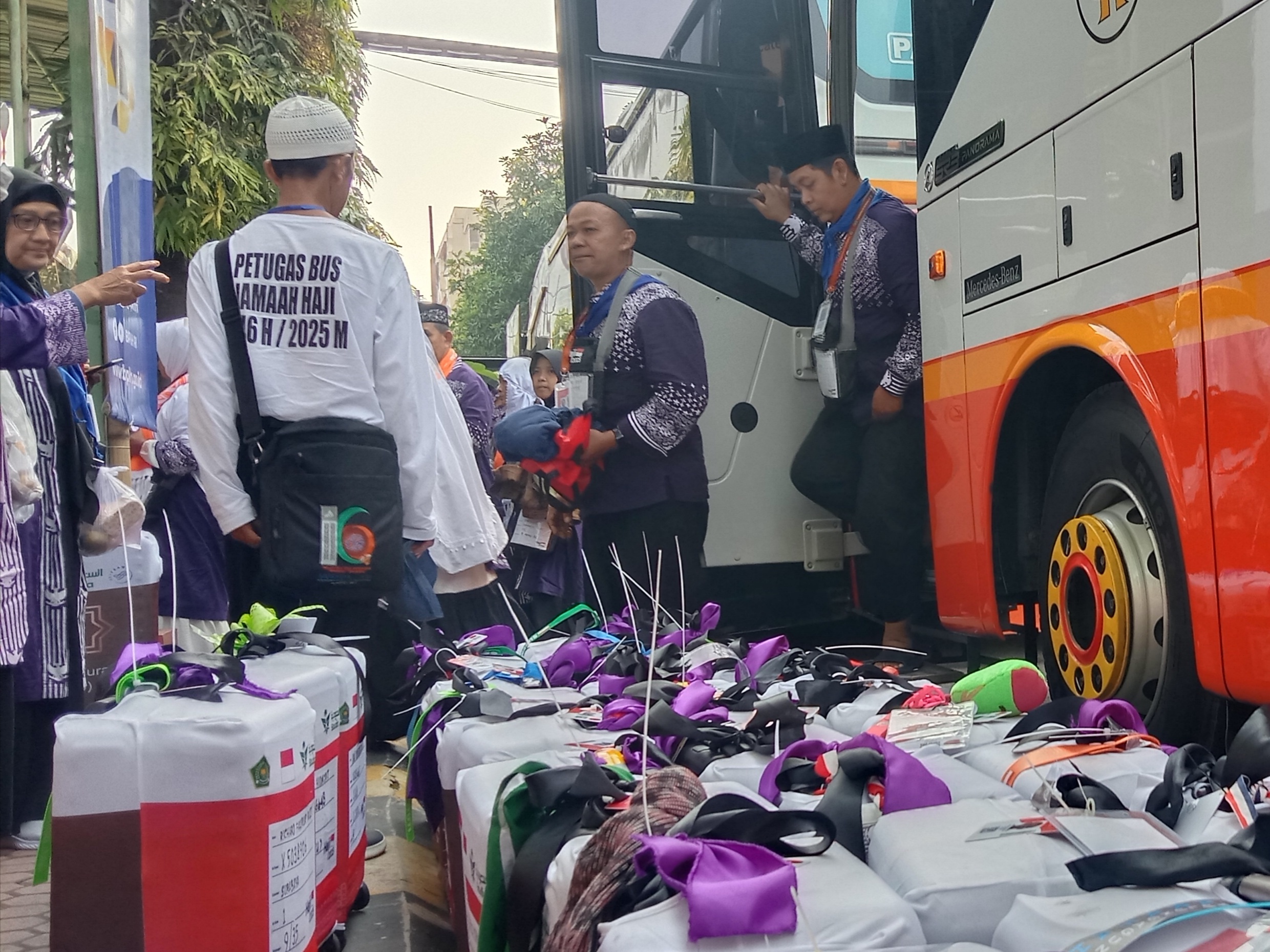 TIBA: Jemaah haji kloter 1 asal Tulungagung saat tiba di Asrama Haji Embarkasi Surabaya, Kamis (1/5).