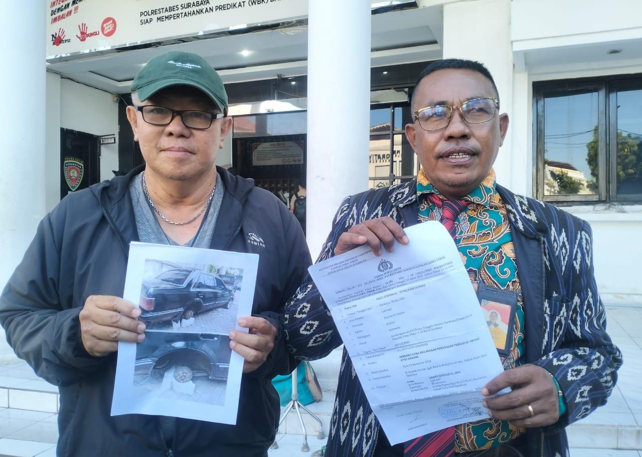 GERAM : Paul (kiri) dan penasehat hukumnya saat berada di Polrestabes Surabaya. Ia melaporkan Jan Hwa Diana terkait perusakan mobil. (IST/RADAR SURABAYA)