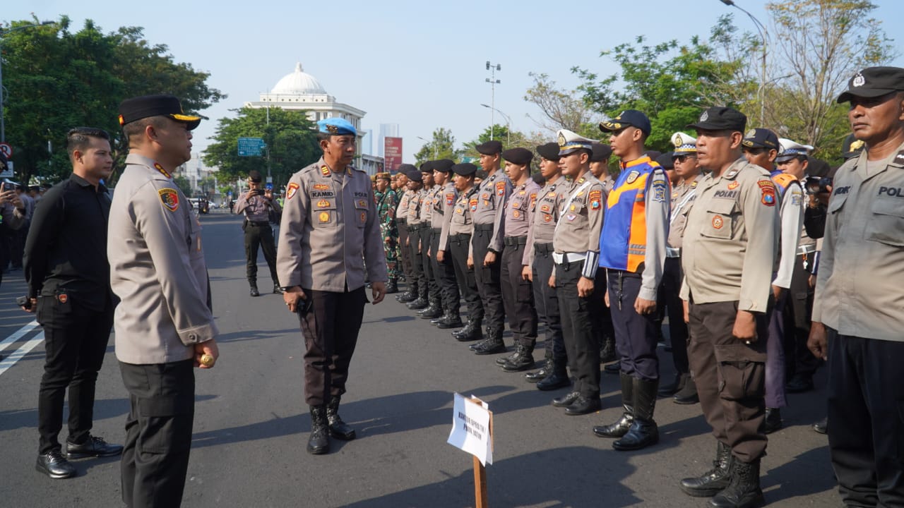PEMERIKSAAN : Kapolrestabes Surabaya Kombes Pol Lutfhie Sulistiawan memeriksa anggota untuk memastikan tidak ada yang membawa senpi saat pengamanan May Day. (IST/RADAR SURABAYA)