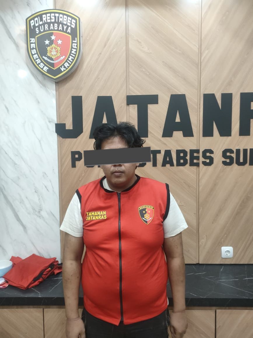 DITAHAN : Tersangka penipuan pinjol Io Bramasta Afrizal Riyadi alias Bram diamankan Unit Jatanras Satreskrim Polrestabes Surabaya. Ia sasar Pelaku UMKM di Sememi, Surabaya. (IST/RADAR SURABAYA)