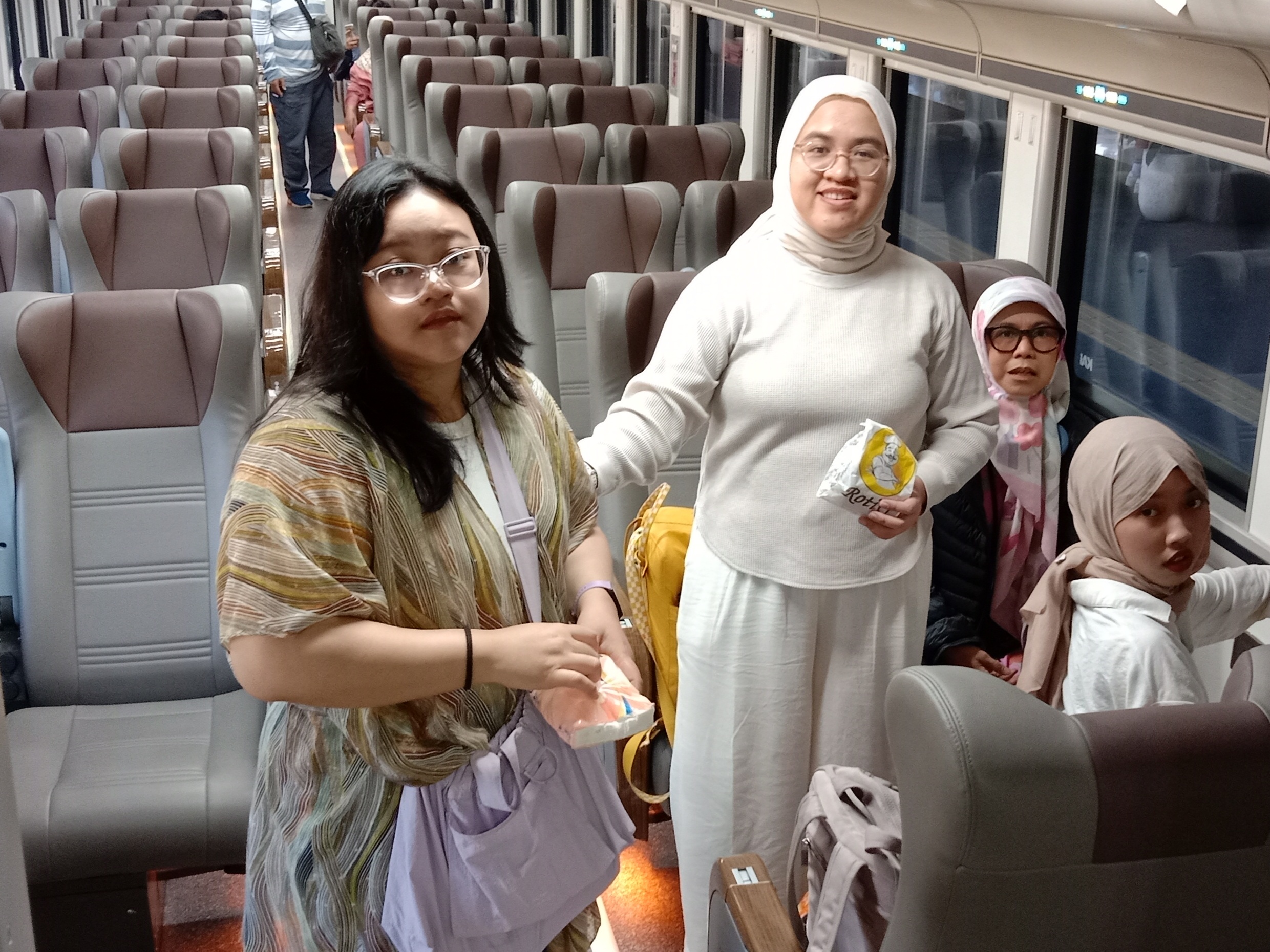 DEMI KESELAMATAN: Penumpang kereta api perempuan saat ini mendapatkan prioritas melalui fitur Female Seat Map yang sudah ada di KAI Daop 8 Surabaya.