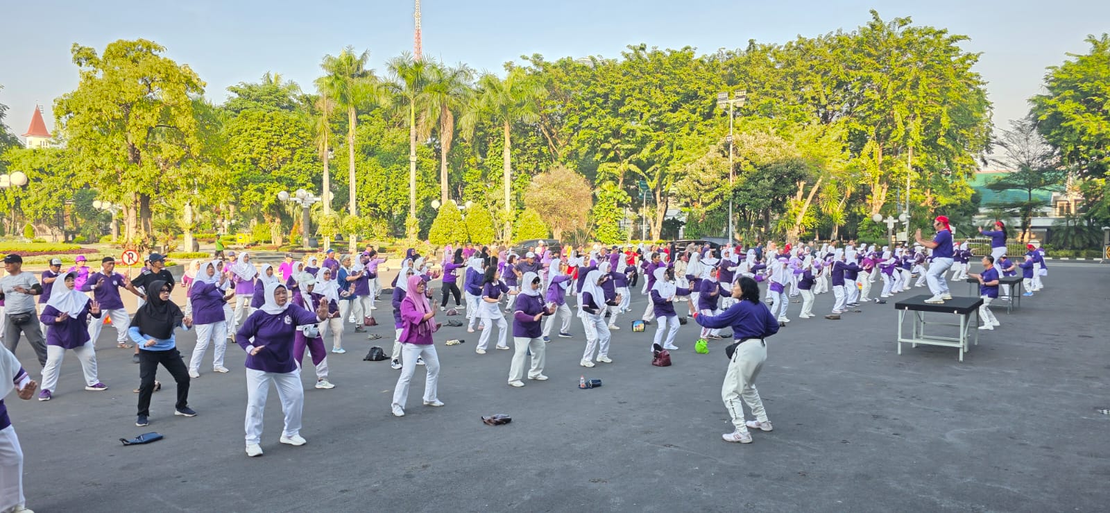 AGAR BUGAR: Masyarakat mengijuti Senam Bio Energi Chi Kung di halaman Balai kota Surabaya.