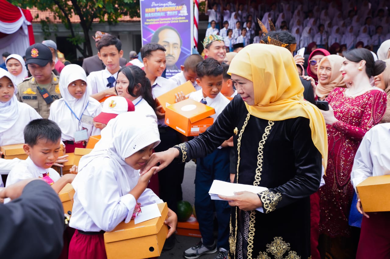 PEDULI: Gubernur Khofifah Indar Parawansa dalam kegiatan Hari Pendidikan Nasional di Grahadi.
