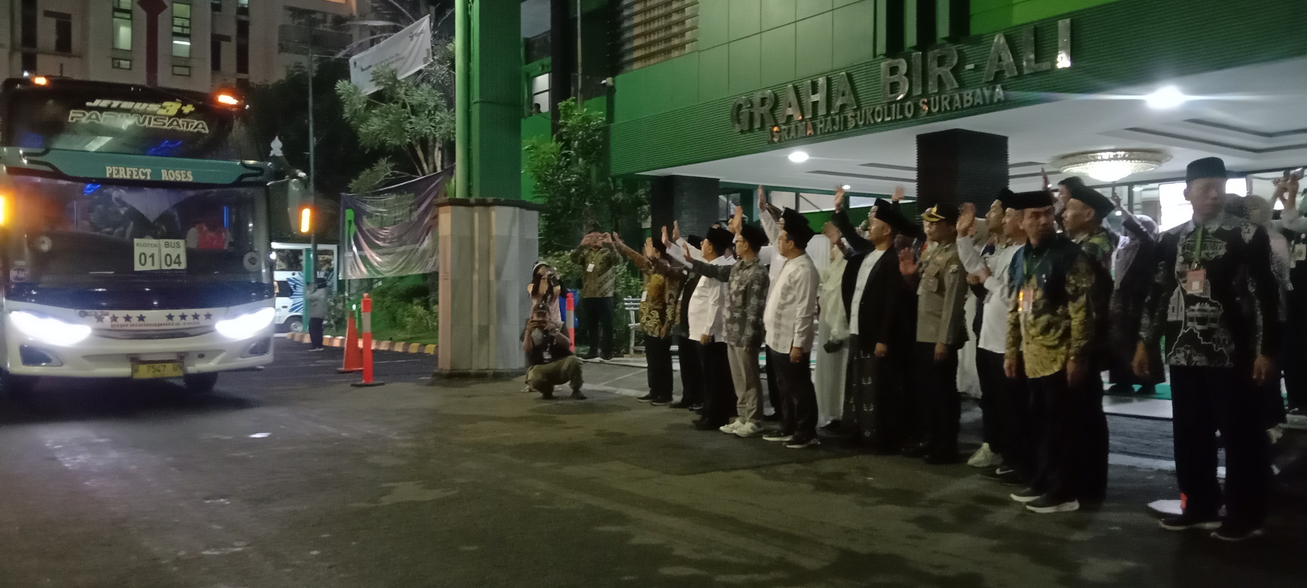 MELEPAS KE TANAH SUCI: Jemaah haji dari Tulungagung yang tergabung dalam kloter 1 diberangkatkan dari Embarkasi Surabaya menuju bandara Juanda, Jumat (2/5) pagi.