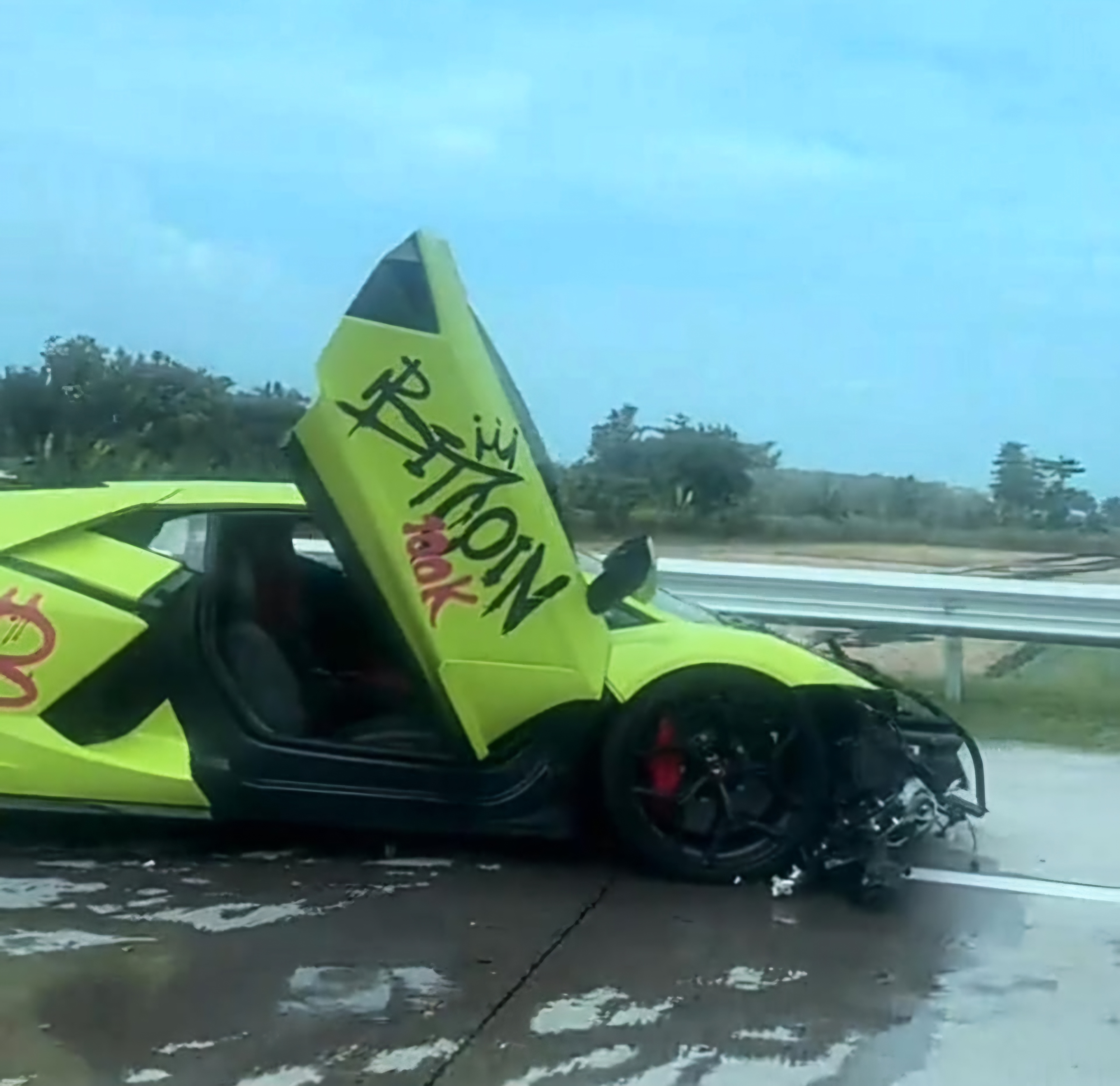 RINGSEK : Kondisi Lamborgini yang hancur bagian depan usai kecelakaan di KM 697/B Tol Jombang-Mojokerto.(IST/RADAR SURABAYA)