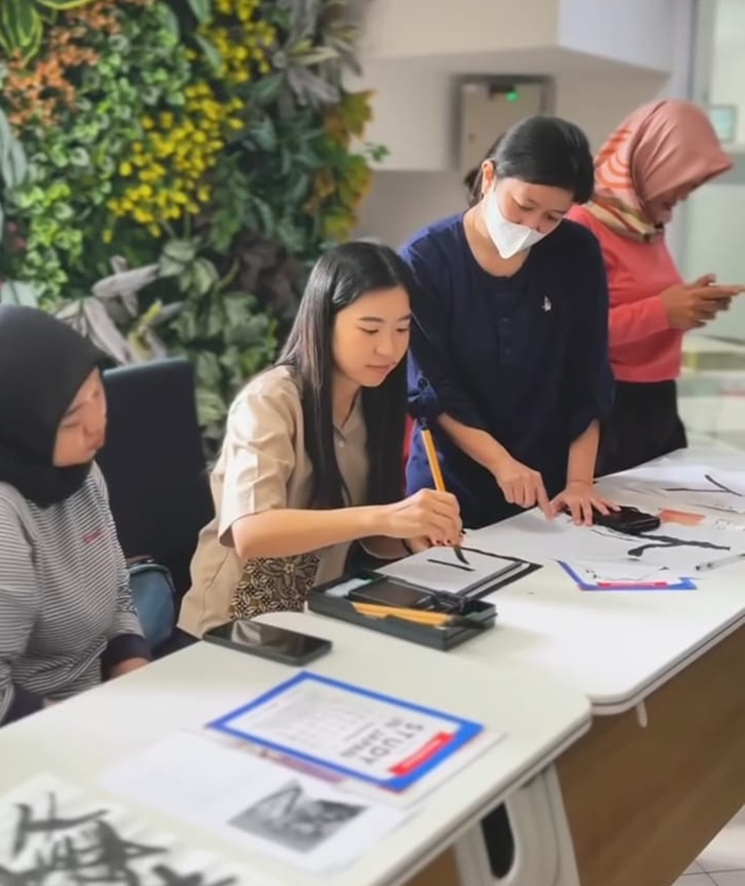 Selama ini Rumah Bahasa menawarkan kelas bahasa Inggris, Rusia, dan Jepang, nantinya akan ditambah Bahasa Jawa.