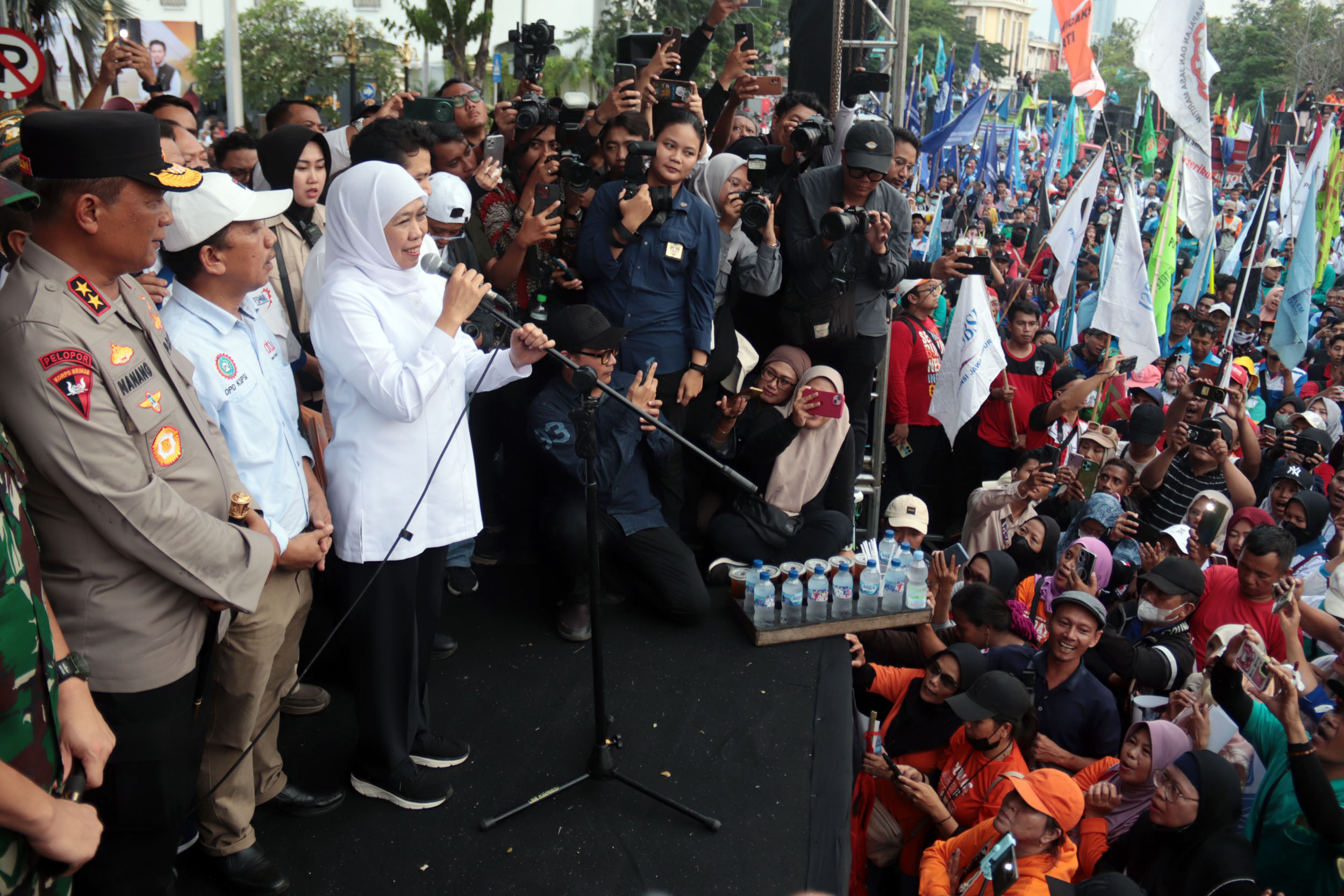 Gubernur Khofifah Indar Parawansa saat menemui para buruh pada May Day, kemarin.