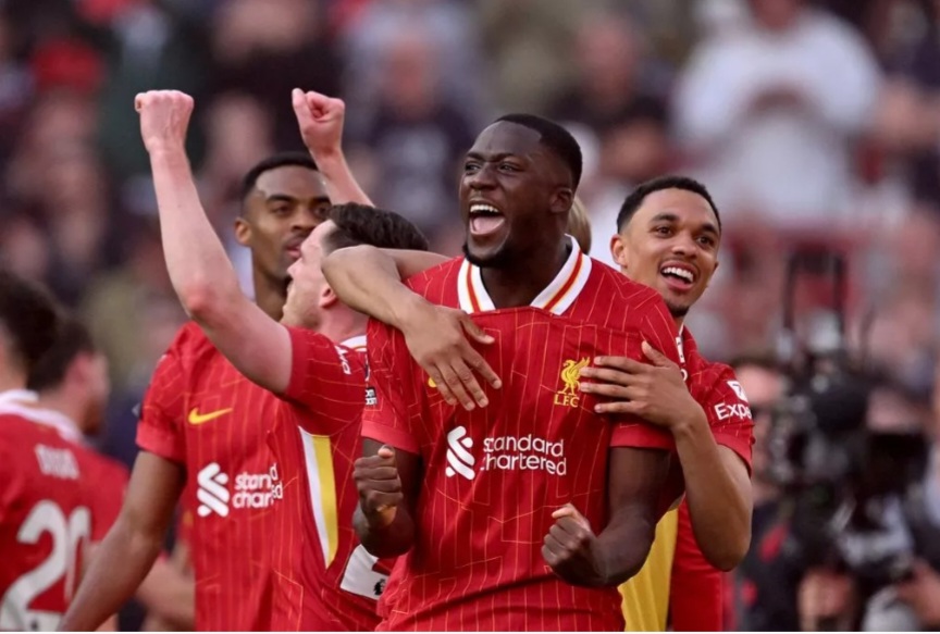 Ibrahima Konate (tengah) juga akan masuk dalam daftar pemain yang harus negosiasi lagi.