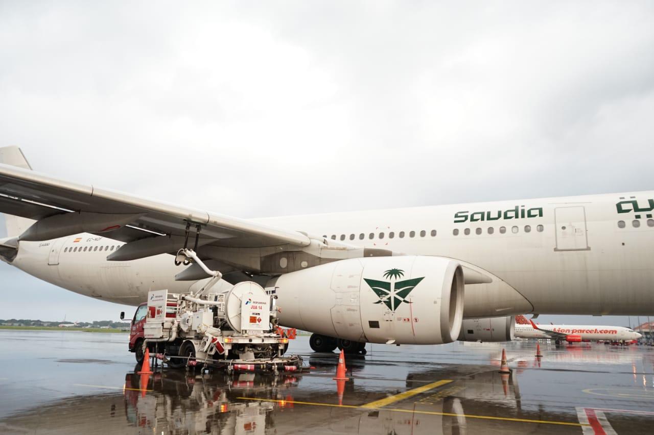 PASTI PAS: Pertamina Patra Niaga Jatimbalinus melalui Aviation Fuel Terminal (AFT) Juanda melakukan pengisian perdana avtur untuk penerbangan Musim Haji 2025.
