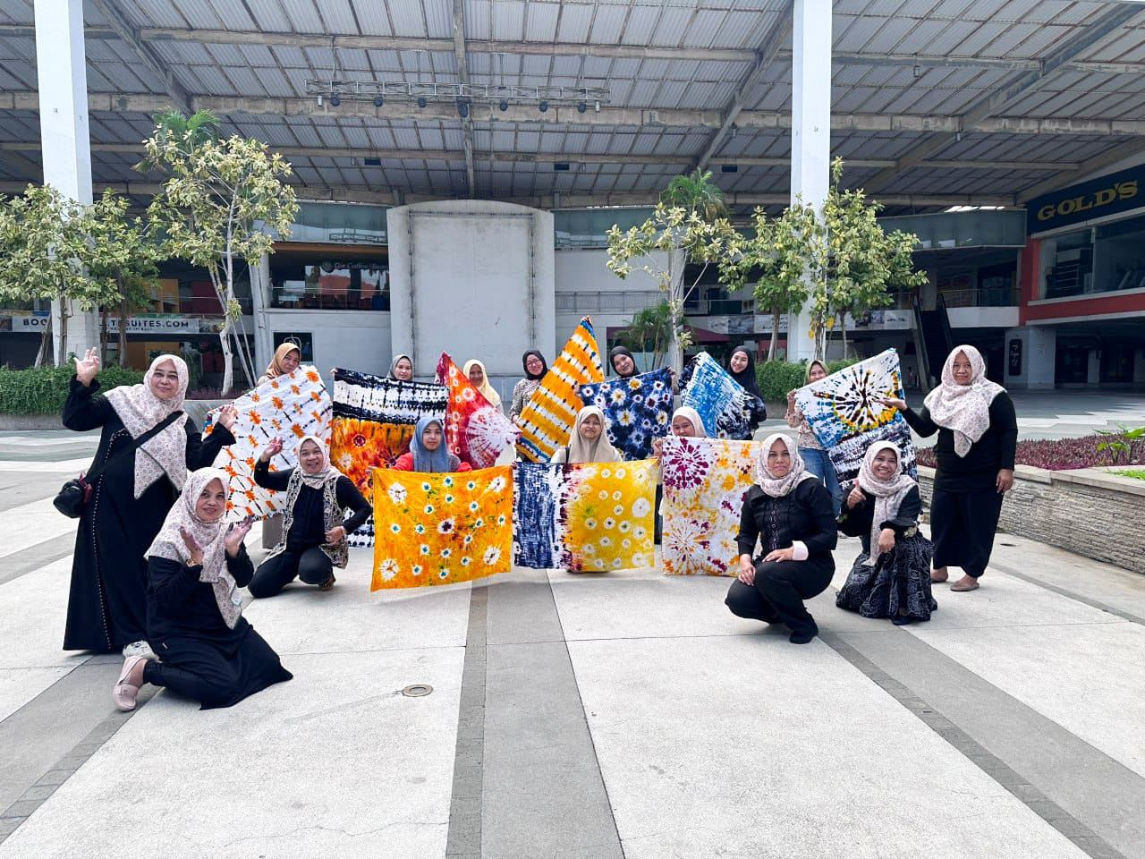 RAMAH LINGKUNGAN: Sejumlah ibu-ibu yang tergabung dalam komunitas Ibu Semangat Indonesia mengikuti workshop membuat batik dengan teknik Shibori&nbsp;di Artotel Hotel Surabaya.&nbsp;