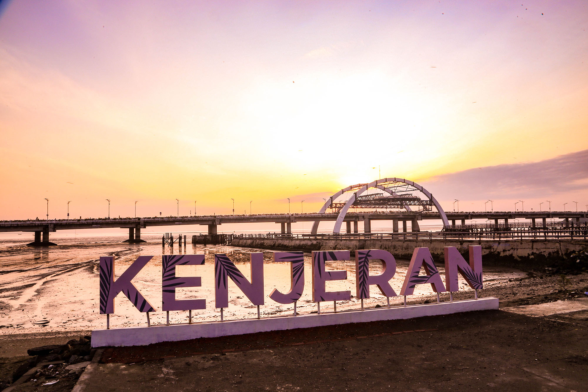 Pantai Kenjeran menjadi salah satu spot paling tepat untuk menikmati senja.