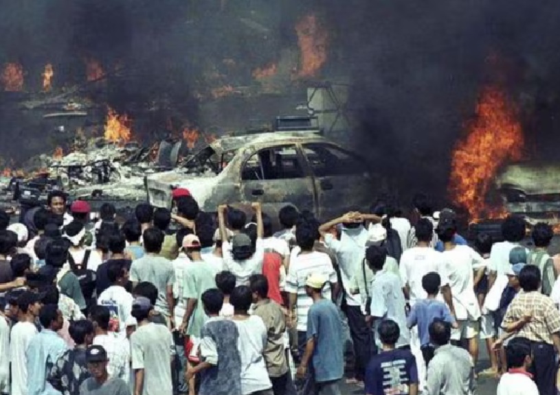 KELAM DAN MENCEKAM: Kerusuhuhan yang terjadi dalam tragedi Mei 1998 membawa banyak kerugian dan trauma bagi banyak orang.