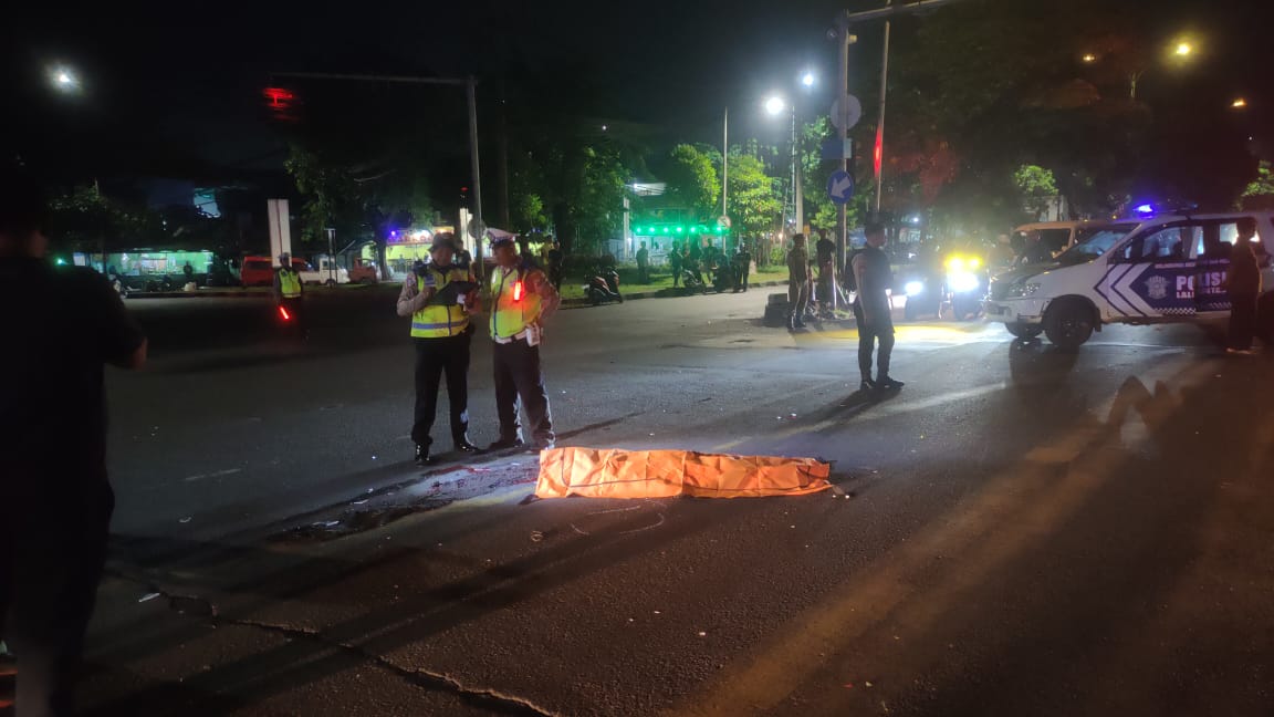 NAHAS : Petugas mengevakuasi korban meninggal dunia akibat kecelakaan mobil dan sepeda motor di Bundaran Karangpoh, Jalan Raya Tandes Lor, Surabaya.(IST/RADAR SURABAYA)