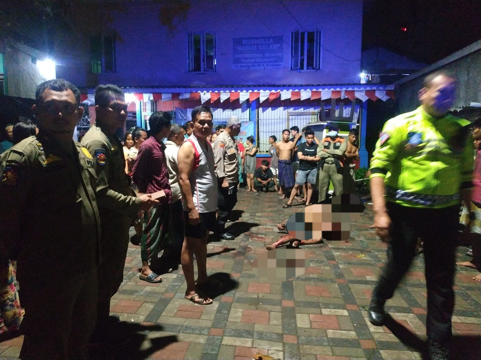 TAK BERDAYA : Pelaku curanmor Faisal lemas setelah dihajar massa di Jalan Johar III, Surabaya. (IST/RADAR SURABAYA)