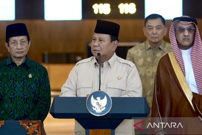Presiden Prabowo Subianto memberikan sambutan saat peresmian Terminal Khusus Haji dan Umrah di Terminal 2F Bandara Internasional Soekarno Hatta di Tangerang, Banten, Minggu (4/5).