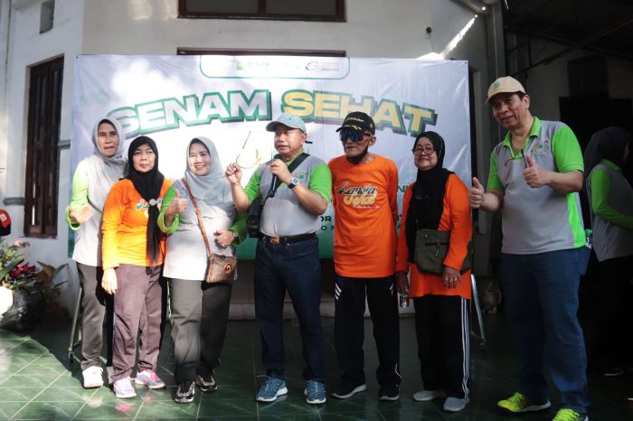SAMBUTAN: Direktur RSI Surabaya A. Yani, dr. Dodo Anondo, MPH. FISQua (empat dari kiri) didampingi para direksi lain, memberikan sambutan dalam rangka memperingati Harlah ke-50, di area CFD Darmo.