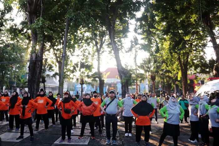 SENAM SEHAT: Sejumlah peserta Senam Sehat dalam rangka memperingati Harlah ke-50 RSI Surabaya A. Yani, mengikuti gerakan instruktur senam yang digelar di area CFD Darmo, Minggu (4/5).
