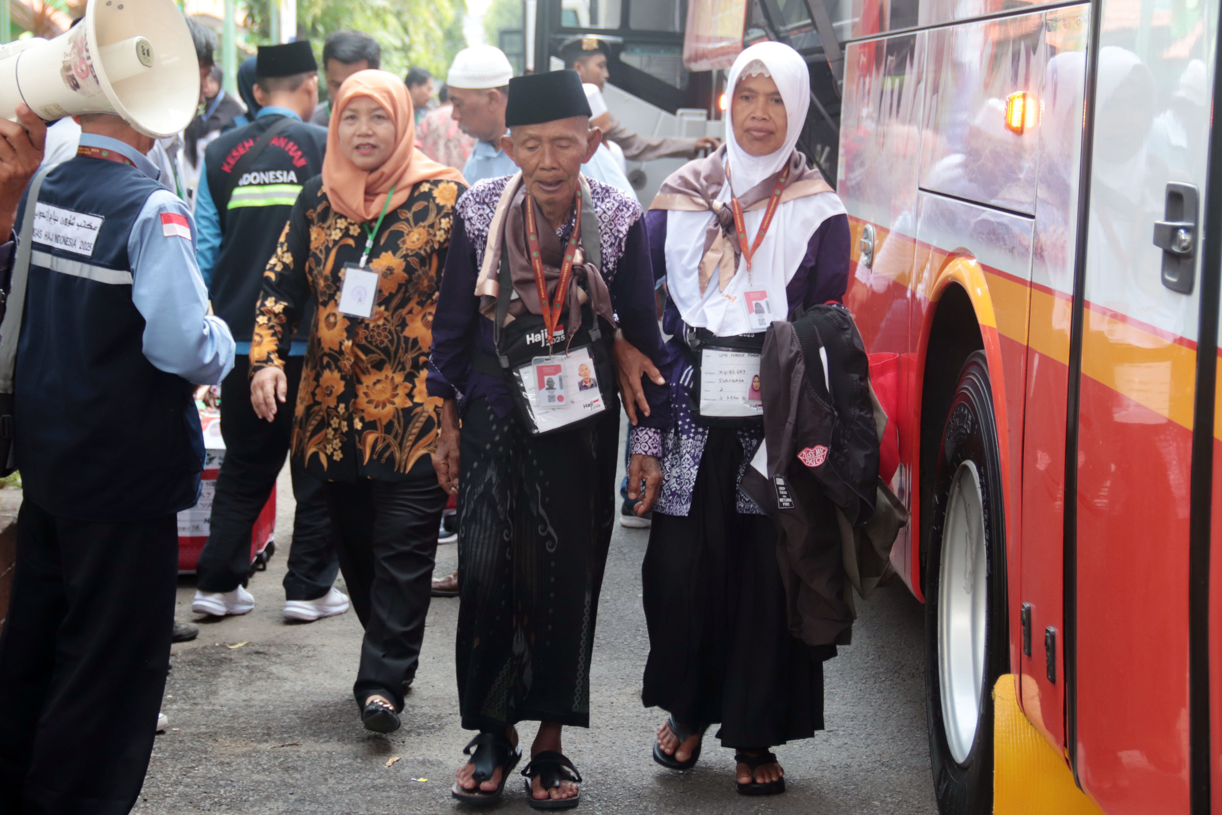 Pemberangkatan jemaah haji Kloter I dari Surabaya. (ANDY SATRIA/RADAR SURABAYA)