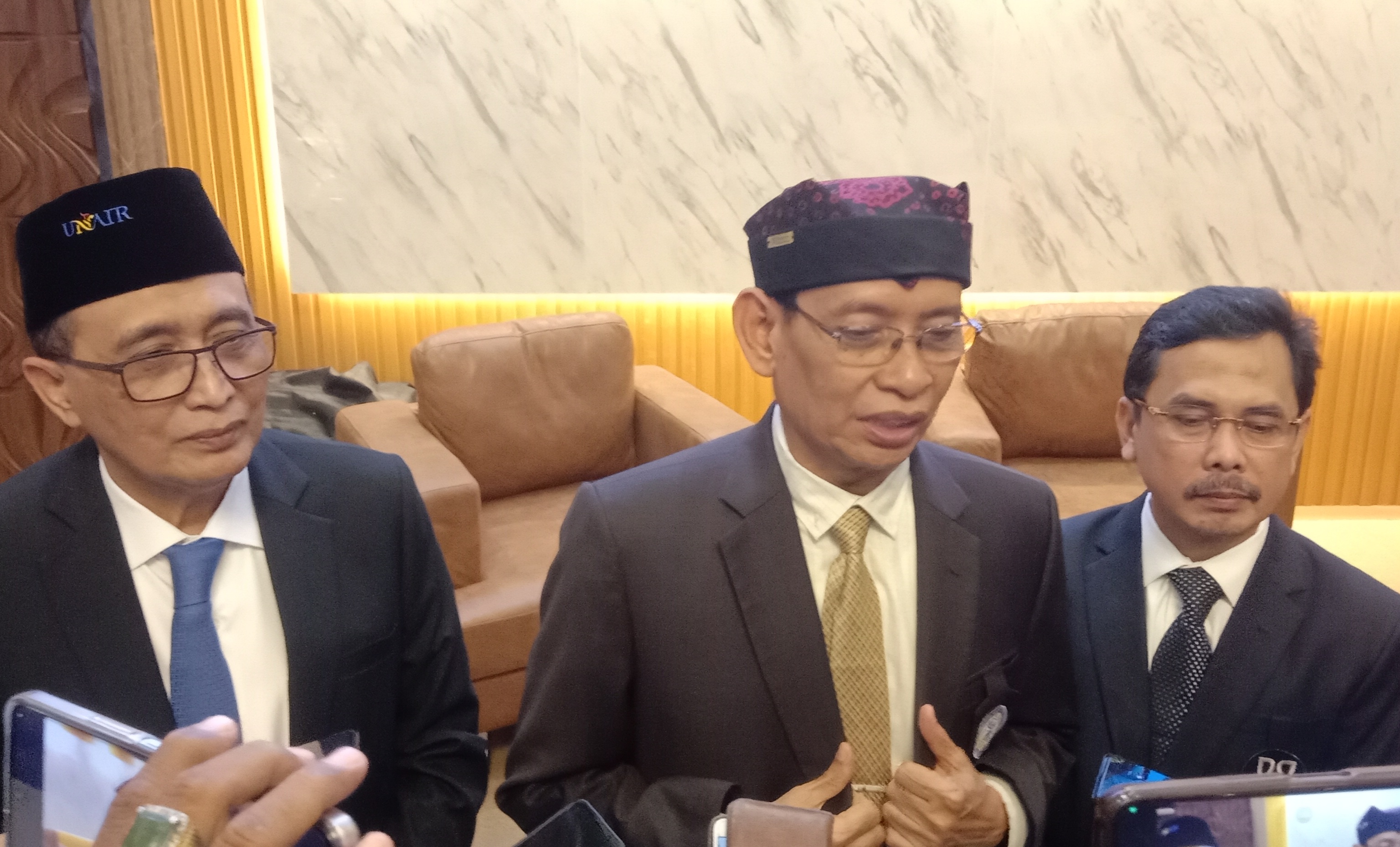 Rektor Unair Prof Nasih dan Ketua Majelis Wali Amanat UNAIR, Prof (HCUA) Dr Sunarto usai pemilihan rektor Unair baru periode 2025-20230.
