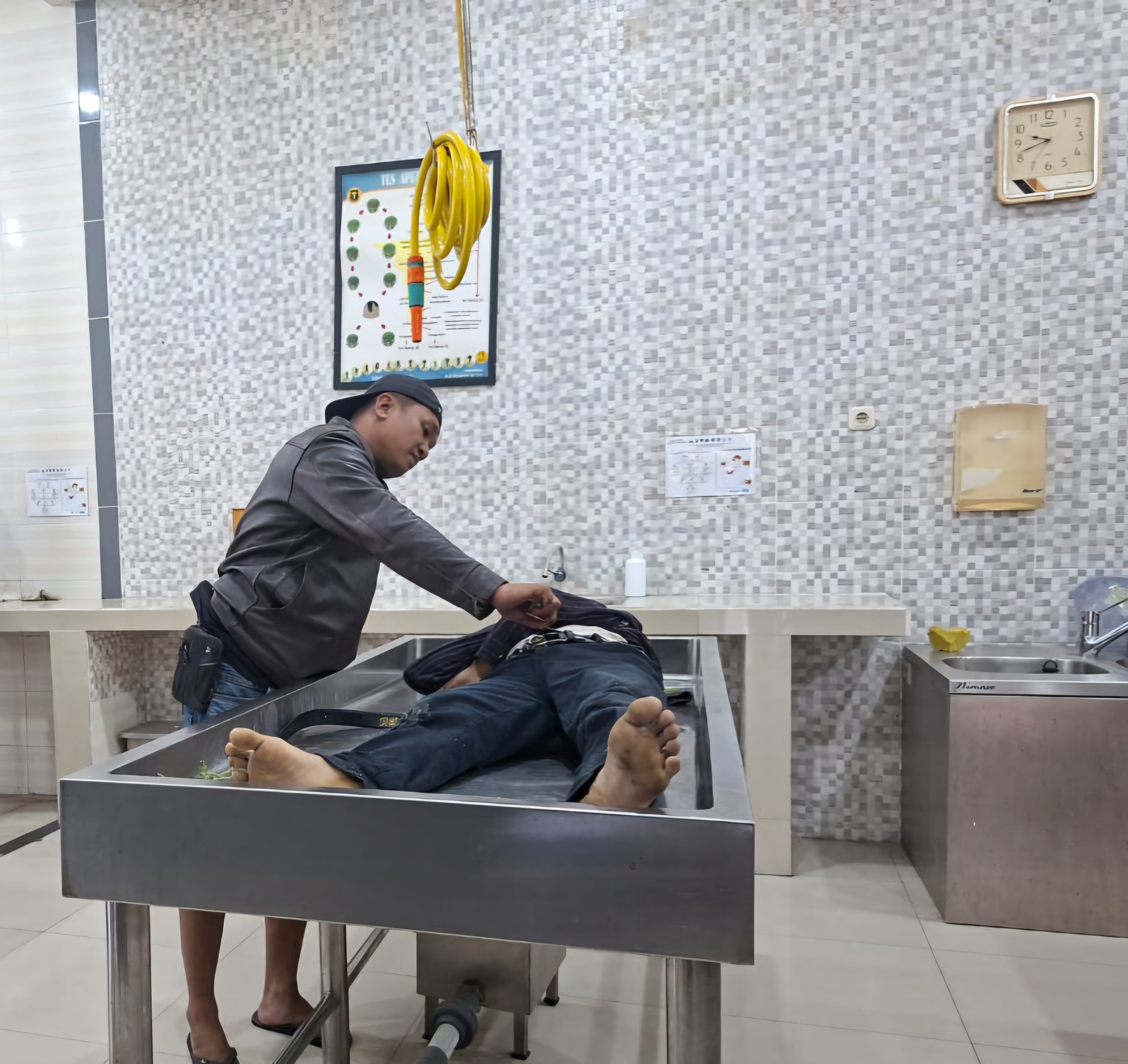 TUMBANG : Jenazah A saat dibawa ke kamar mayat Rumah Sakit Bhayangkara Polda Jatim, Senin siang (5/5). Ia ditembak mati usai lempar bondet ke polisi. (MAHRUS/RADAR SURABAYA)