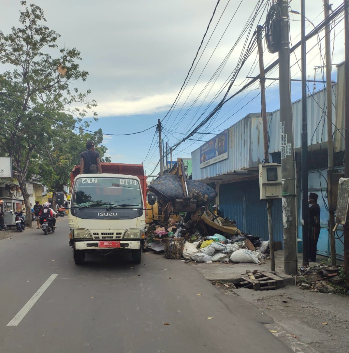 Petugas dari DLH Surabaya melakukan pembersihan tumpukan sampah hasil kerja bakti warga di kawasan Pandegiling, Minggu (4/5) kemarin.